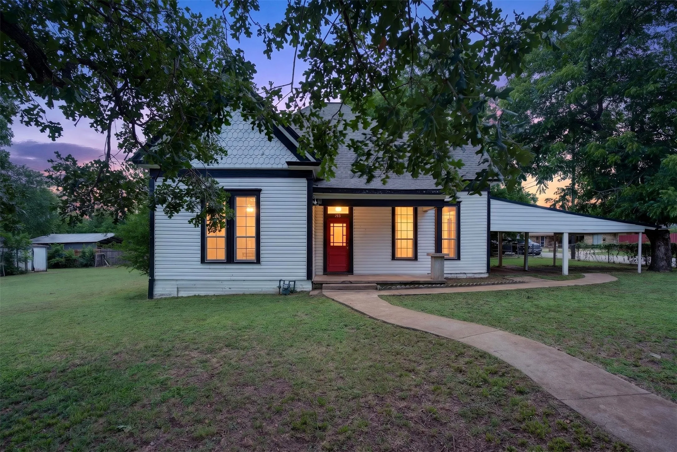 Single Family Residence For Sale in Johnson County , 107 S Washington Street, Cleburne, Texas 76031, 3 Bedroom, 1 Bathroom, Garage spaces, 1,411 Sqft, built in 1960, mls#21294911, Real Estate Agent in Cleburne, Homes For Sale in Johnson county, Homes For Sale in Cleburne, Realtor in Cleburne Texas, Real Estate Brokerage Independent Realty Texas, Luminita Cordes Realtor