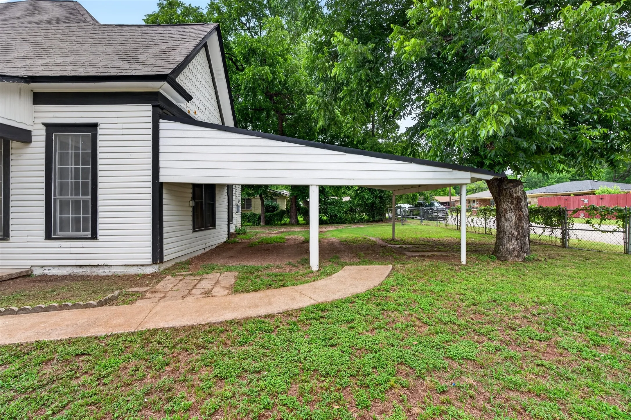 Single Family Residence For Sale in Johnson County , 107 S Washington Street, Cleburne, Texas 76031, 3 Bedroom, 1 Bathroom, Garage spaces, 1,411 Sqft, built in 1960, mls#21294911, Real Estate Agent in Cleburne, Homes For Sale in Johnson county, Homes For Sale in Cleburne, Realtor in Cleburne Texas, Real Estate Brokerage Independent Realty Texas, Luminita Cordes Realtor