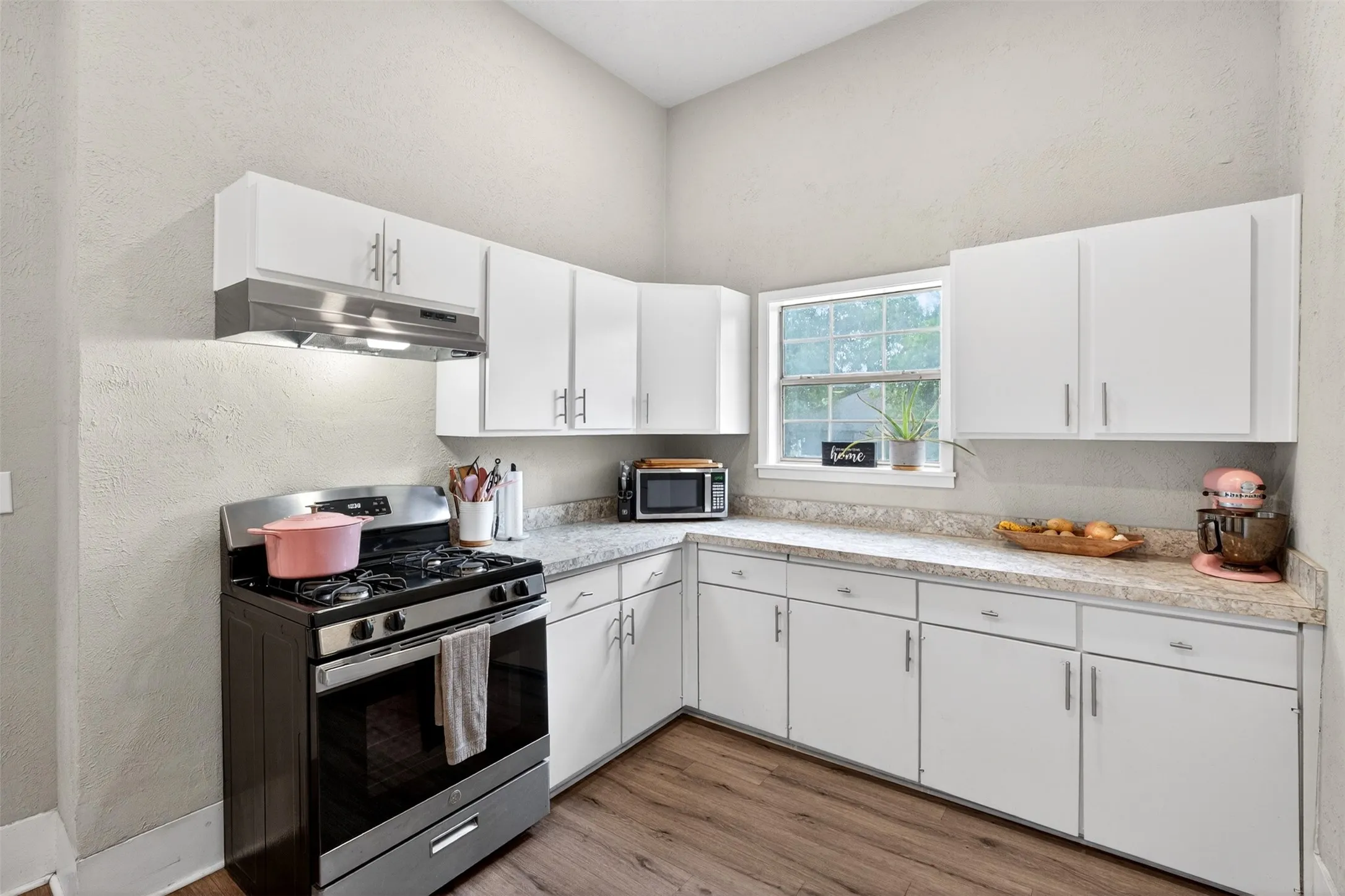 Single Family Residence For Sale in Johnson County , 107 S Washington Street, Cleburne, Texas 76031, 3 Bedroom, 1 Bathroom, Garage spaces, 1,411 Sqft, built in 1960, mls#21294911, Real Estate Agent in Cleburne, Homes For Sale in Johnson county, Homes For Sale in Cleburne, Realtor in Cleburne Texas, Real Estate Brokerage Independent Realty Texas, Luminita Cordes Realtor