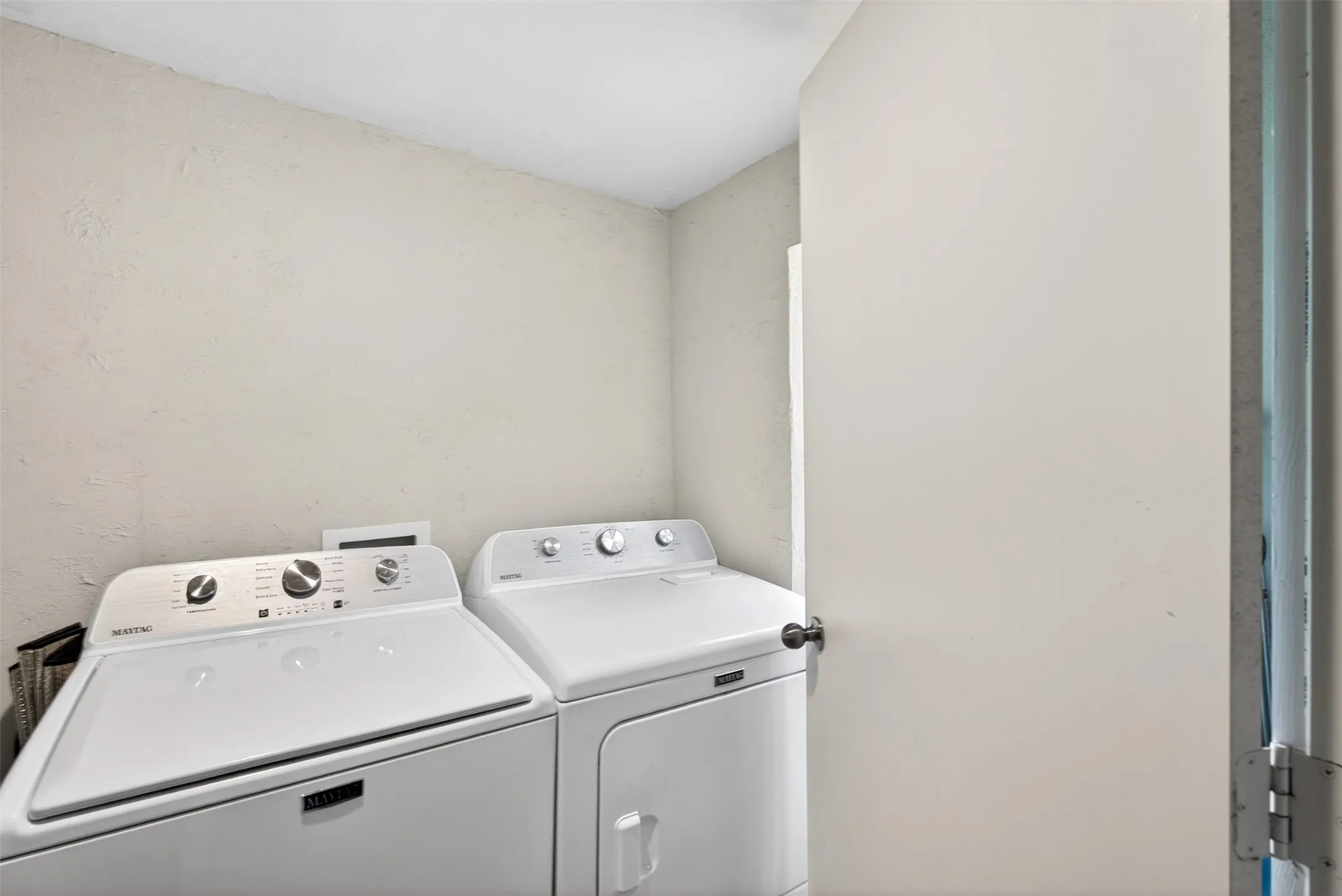 Single Family Residence For Sale in Johnson County , 107 S Washington Street, Cleburne, Texas 76031, 3 Bedroom, 1 Bathroom, Garage spaces, 1,411 Sqft, built in 1960, mls#21294911, Real Estate Agent in Cleburne, Homes For Sale in Johnson county, Homes For Sale in Cleburne, Realtor in Cleburne Texas, Real Estate Brokerage Independent Realty Texas, Luminita Cordes Realtor