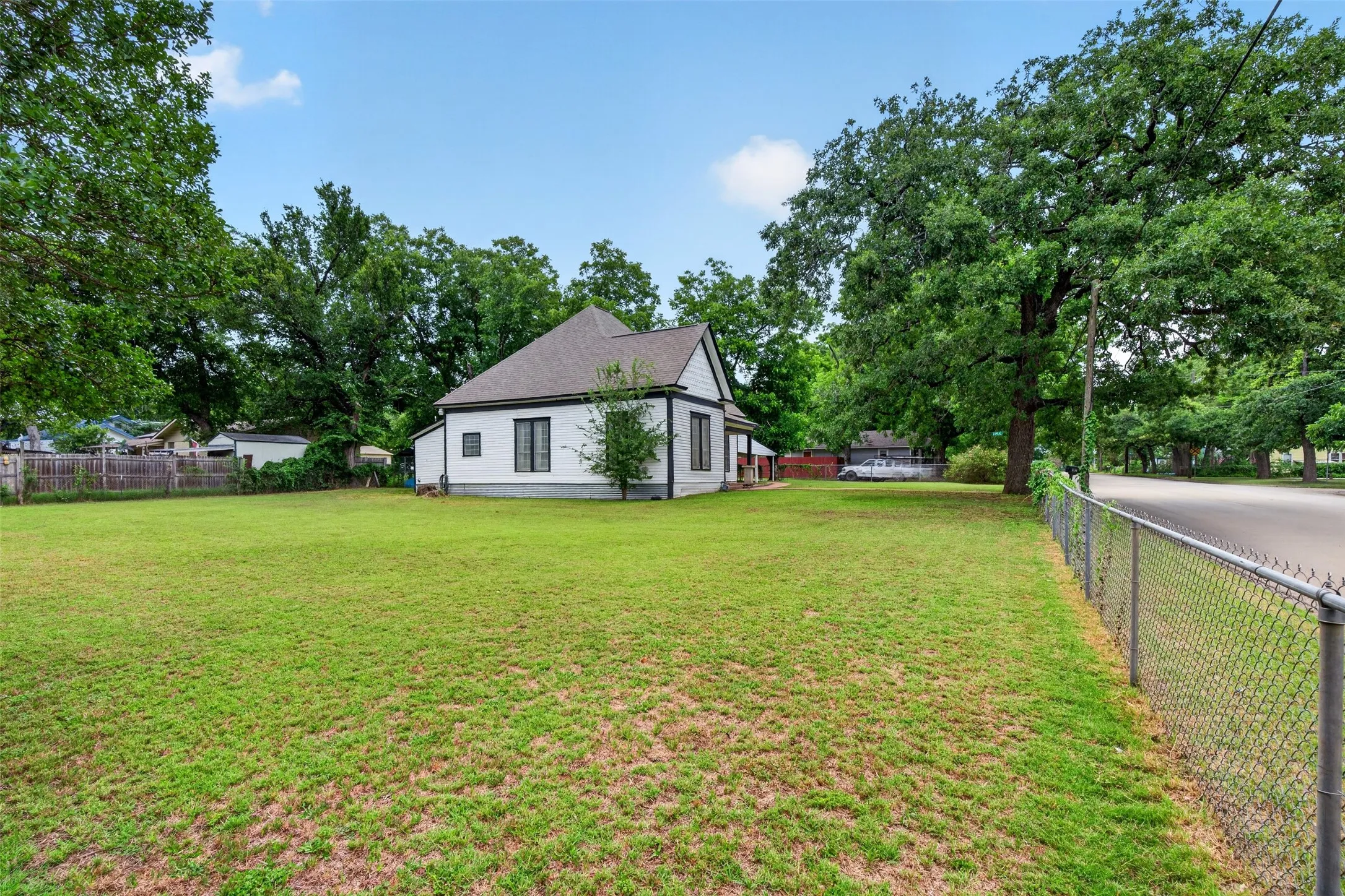 Single Family Residence For Sale in Johnson County , 107 S Washington Street, Cleburne, Texas 76031, 3 Bedroom, 1 Bathroom, Garage spaces, 1,411 Sqft, built in 1960, mls#21294911, Real Estate Agent in Cleburne, Homes For Sale in Johnson county, Homes For Sale in Cleburne, Realtor in Cleburne Texas, Real Estate Brokerage Independent Realty Texas, Luminita Cordes Realtor