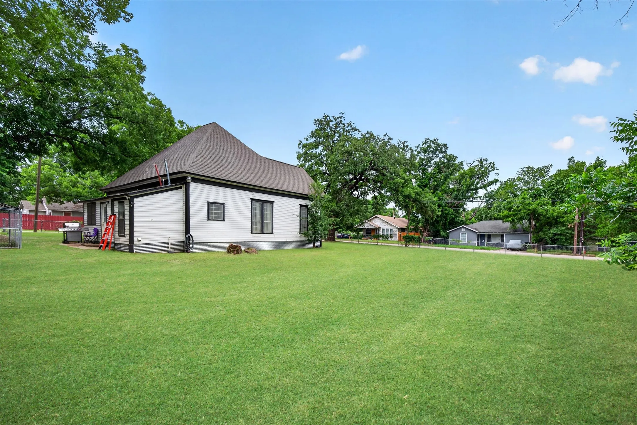 Single Family Residence For Sale in Johnson County , 107 S Washington Street, Cleburne, Texas 76031, 3 Bedroom, 1 Bathroom, Garage spaces, 1,411 Sqft, built in 1960, mls#21294911, Real Estate Agent in Cleburne, Homes For Sale in Johnson county, Homes For Sale in Cleburne, Realtor in Cleburne Texas, Real Estate Brokerage Independent Realty Texas, Luminita Cordes Realtor