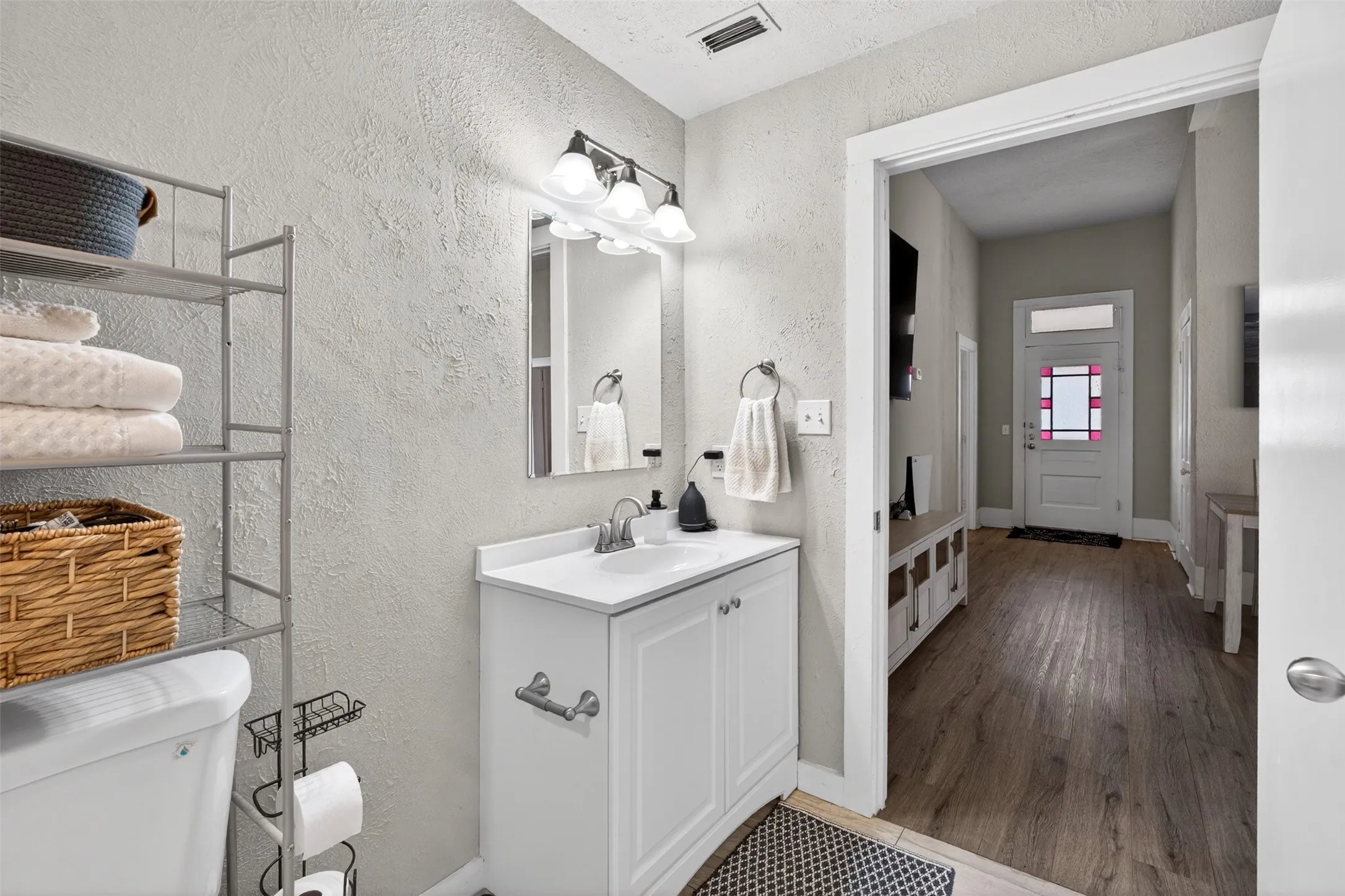 Single Family Residence For Sale in Johnson County , 107 S Washington Street, Cleburne, Texas 76031, 3 Bedroom, 1 Bathroom, Garage spaces, 1,411 Sqft, built in 1960, mls#21294911, Real Estate Agent in Cleburne, Homes For Sale in Johnson county, Homes For Sale in Cleburne, Realtor in Cleburne Texas, Real Estate Brokerage Independent Realty Texas, Luminita Cordes Realtor