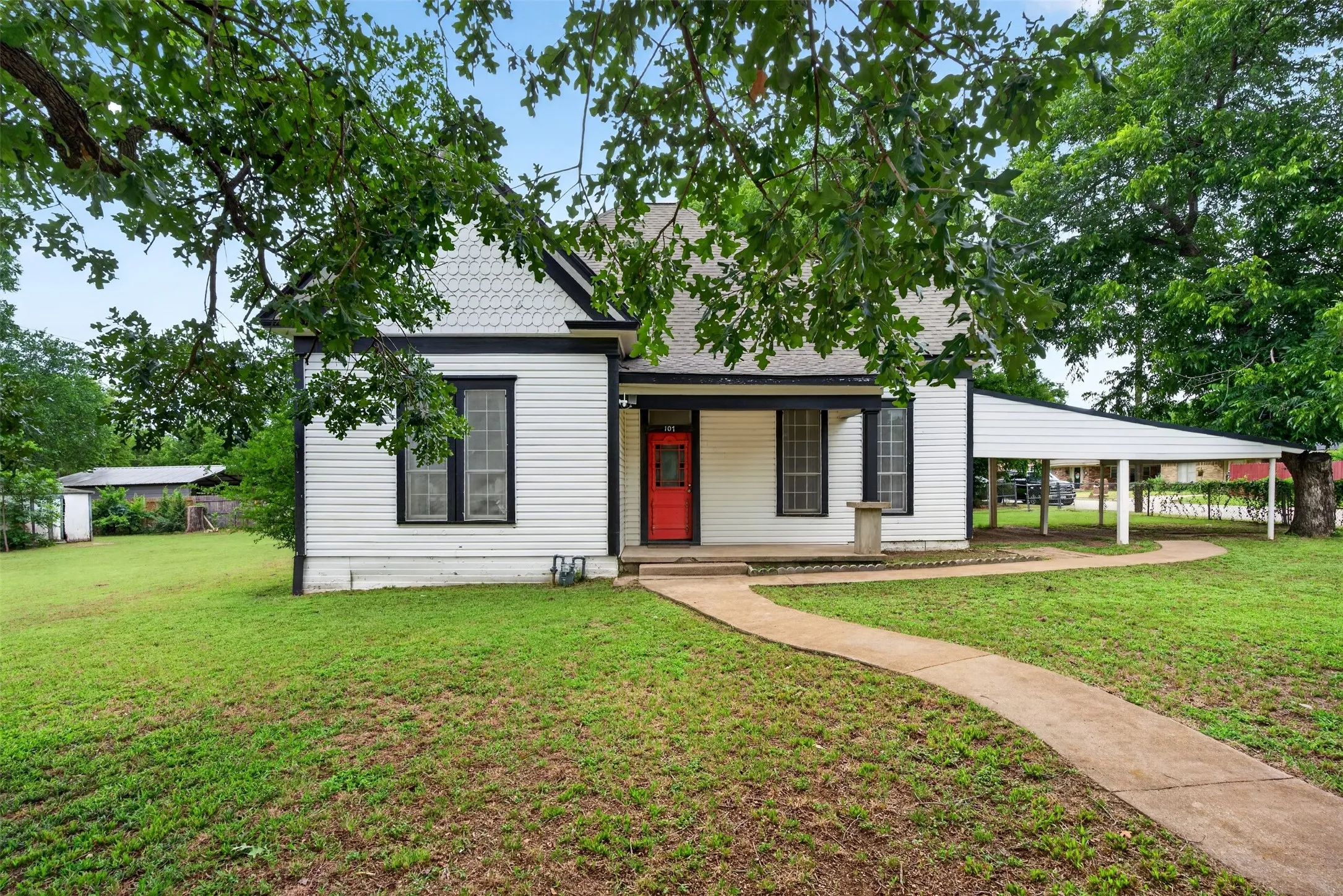 Single Family Residence For Sale in Johnson County , 107 S Washington Street, Cleburne, Texas 76031, 3 Bedroom, 1 Bathroom, Garage spaces, 1,411 Sqft, built in 1960, mls#21294911, Real Estate Agent in Cleburne, Homes For Sale in Johnson county, Homes For Sale in Cleburne, Realtor in Cleburne Texas, Real Estate Brokerage Independent Realty Texas, Luminita Cordes Realtor