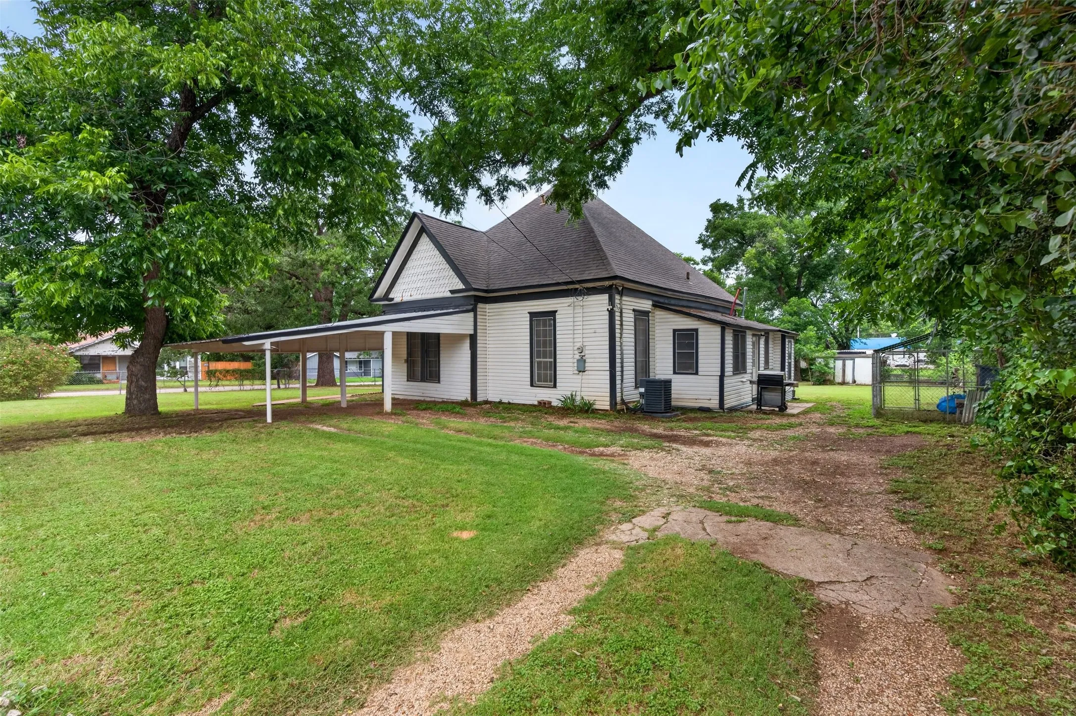 Single Family Residence For Sale in Johnson County , 107 S Washington Street, Cleburne, Texas 76031, 3 Bedroom, 1 Bathroom, Garage spaces, 1,411 Sqft, built in 1960, mls#21294911, Real Estate Agent in Cleburne, Homes For Sale in Johnson county, Homes For Sale in Cleburne, Realtor in Cleburne Texas, Real Estate Brokerage Independent Realty Texas, Luminita Cordes Realtor