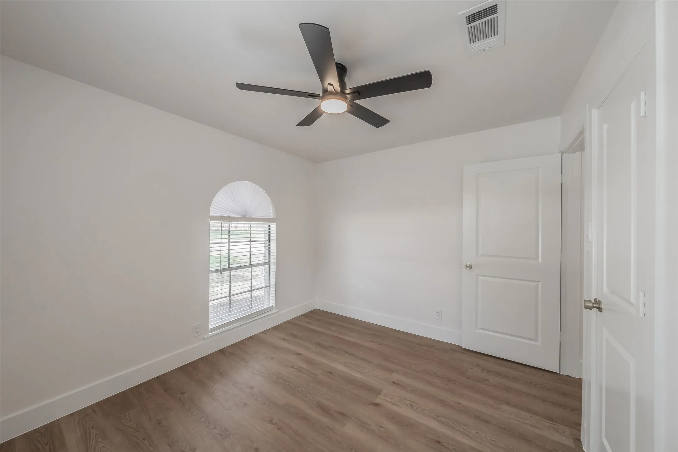 Single Family Residence For Sale in Tarrant County , 6532 Moonglow Lane, Watauga, Texas 76148, 3 Bedroom, 2 Bathroom, Garage spaces, 1,617 Sqft, built in 1970, mls#21294914, Real Estate Agent in Watauga, Homes For Sale in Tarrant county, Homes For Sale in Watauga, Realtor in Watauga Texas, Real Estate Brokerage Independent Realty Texas, Luminita Cordes Realtor