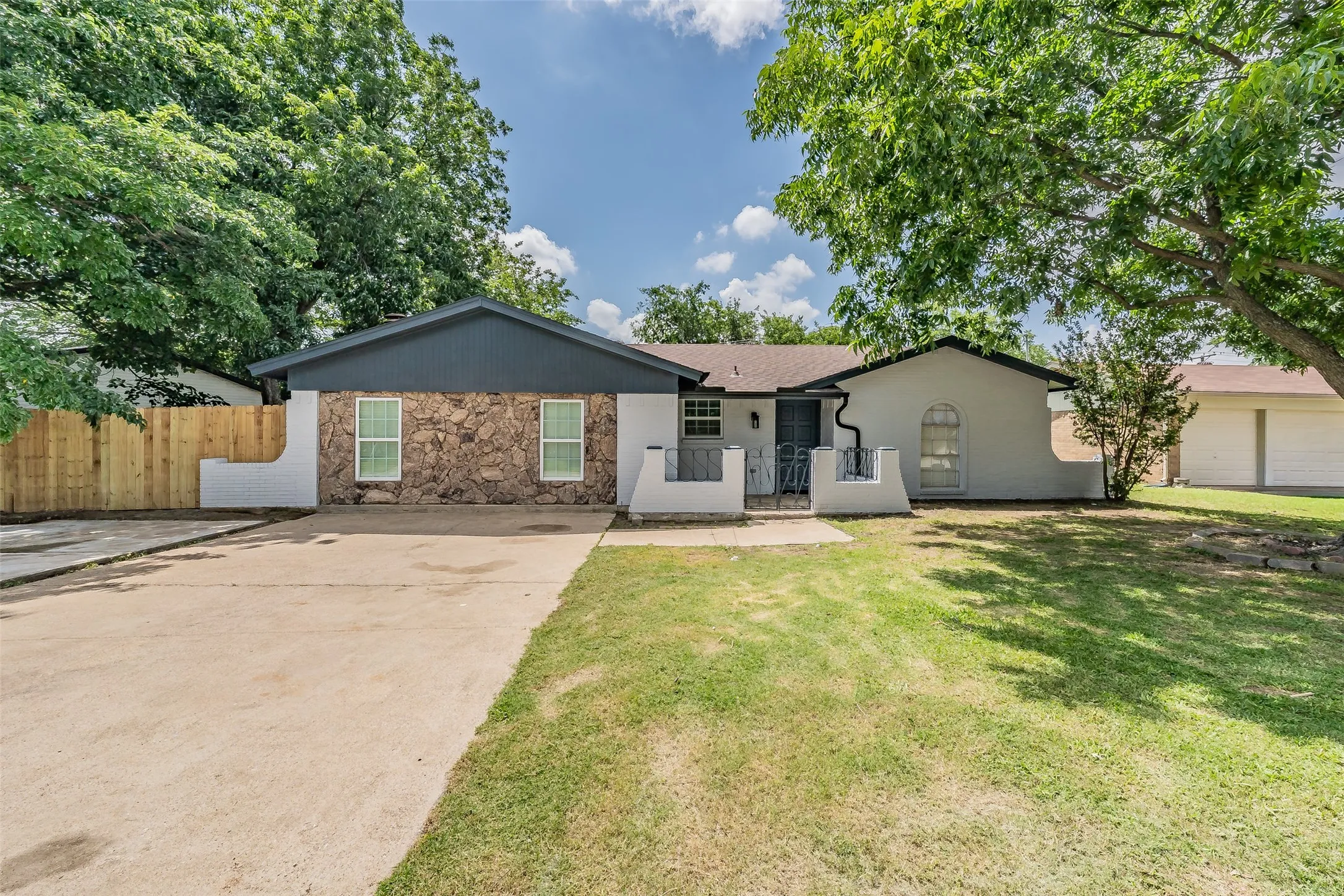 Single Family Residence For Sale in Tarrant County , 6532 Moonglow Lane, Watauga, Texas 76148, 3 Bedroom, 2 Bathroom, Garage spaces, 1,617 Sqft, built in 1970, mls#21294914, Real Estate Agent in Watauga, Homes For Sale in Tarrant county, Homes For Sale in Watauga, Realtor in Watauga Texas, Real Estate Brokerage Independent Realty Texas, Luminita Cordes Realtor