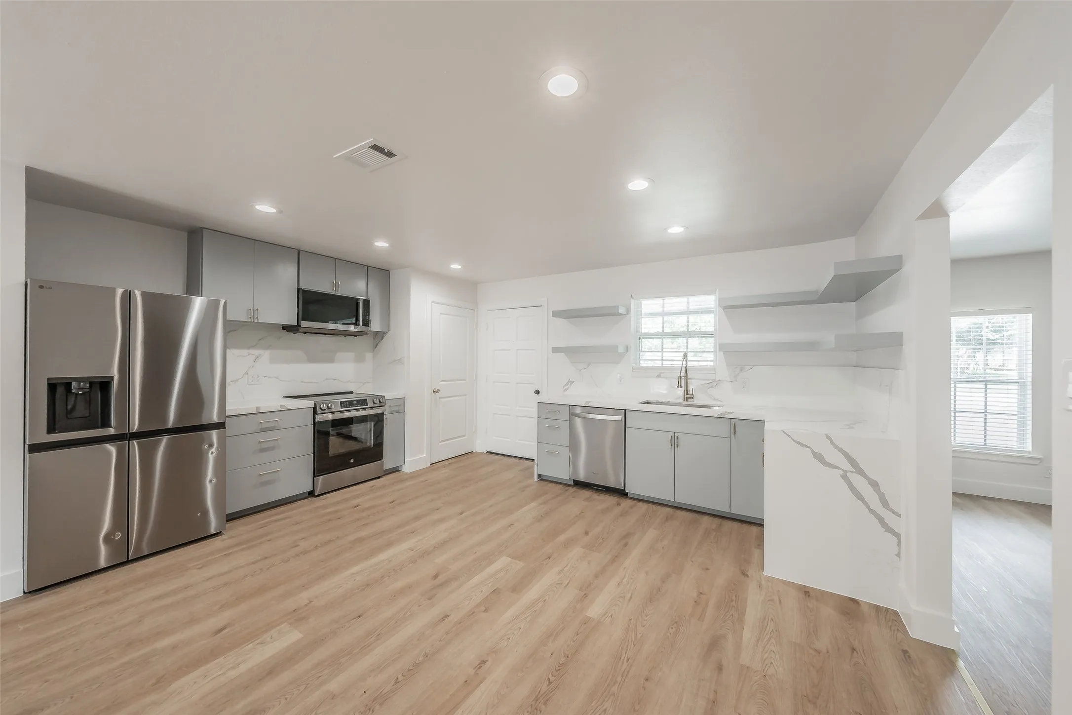 Single Family Residence For Sale in Tarrant County , 6532 Moonglow Lane, Watauga, Texas 76148, 3 Bedroom, 2 Bathroom, Garage spaces, 1,617 Sqft, built in 1970, mls#21294914, Real Estate Agent in Watauga, Homes For Sale in Tarrant county, Homes For Sale in Watauga, Realtor in Watauga Texas, Real Estate Brokerage Independent Realty Texas, Luminita Cordes Realtor