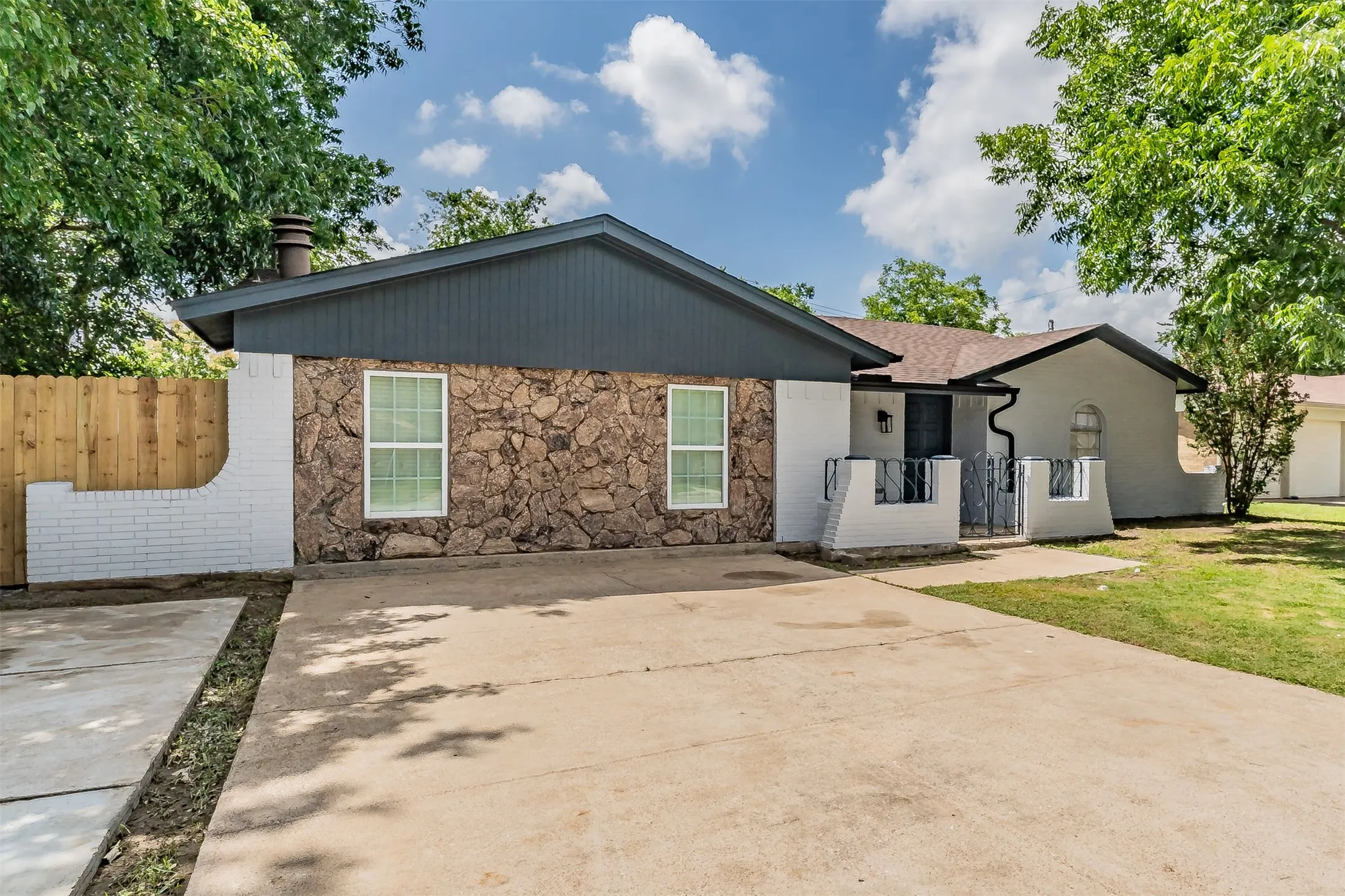Single Family Residence For Sale in Tarrant County , 6532 Moonglow Lane, Watauga, Texas 76148, 3 Bedroom, 2 Bathroom, Garage spaces, 1,617 Sqft, built in 1970, mls#21294914, Real Estate Agent in Watauga, Homes For Sale in Tarrant county, Homes For Sale in Watauga, Realtor in Watauga Texas, Real Estate Brokerage Independent Realty Texas, Luminita Cordes Realtor