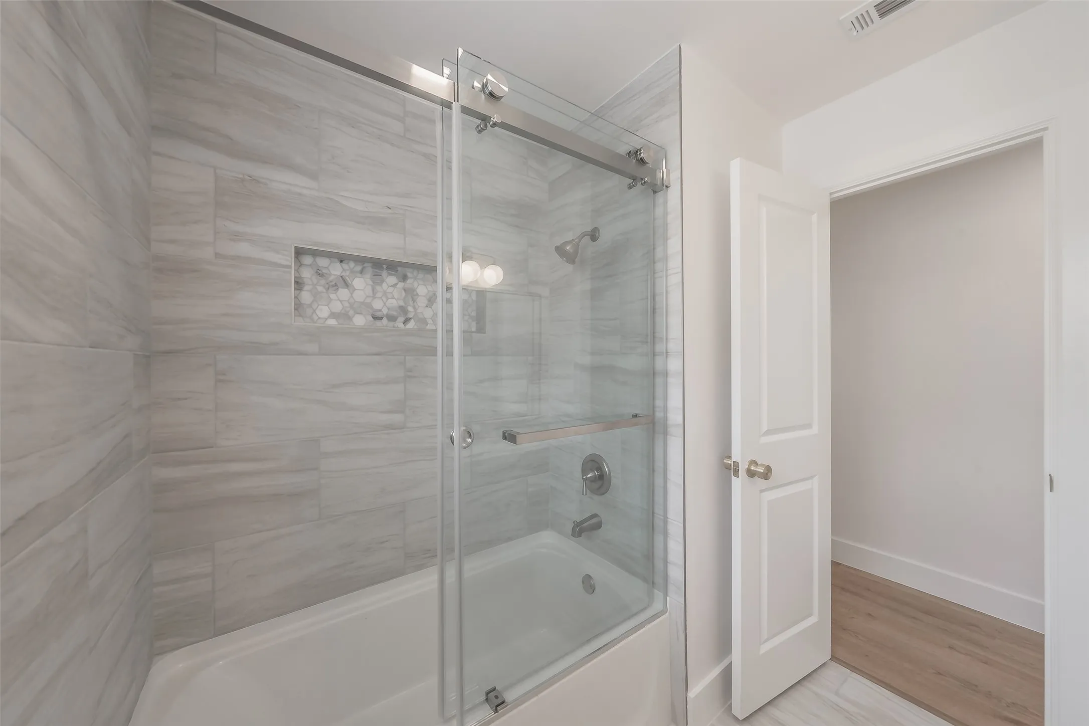 Single Family Residence For Sale in Tarrant County , 6532 Moonglow Lane, Watauga, Texas 76148, 3 Bedroom, 2 Bathroom, Garage spaces, 1,617 Sqft, built in 1970, mls#21294914, Real Estate Agent in Watauga, Homes For Sale in Tarrant county, Homes For Sale in Watauga, Realtor in Watauga Texas, Real Estate Brokerage Independent Realty Texas, Luminita Cordes Realtor