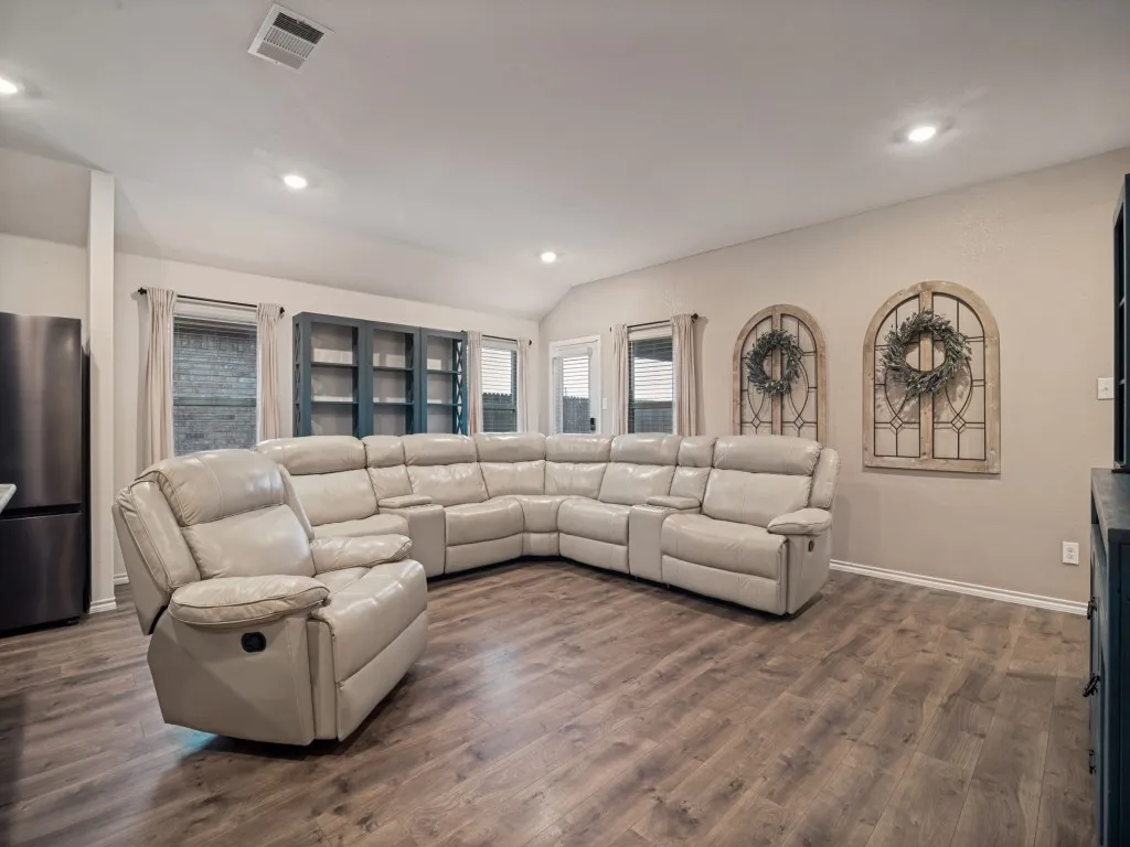 Single Family Residence For Sale in Hunt County , 709 Darlington Oak Avenue, Royse City, Texas 75189, 4 Bedroom, 3 Bathroom, 2 Garage spaces, 2,088 Sqft, built in 2020, mls#21294988, Real Estate Agent in Royse City, Homes For Sale in Hunt county, Homes For Sale in Royse City, Realtor in Royse City Texas, Real Estate Brokerage Independent Realty Texas, Luminita Cordes Realtor
