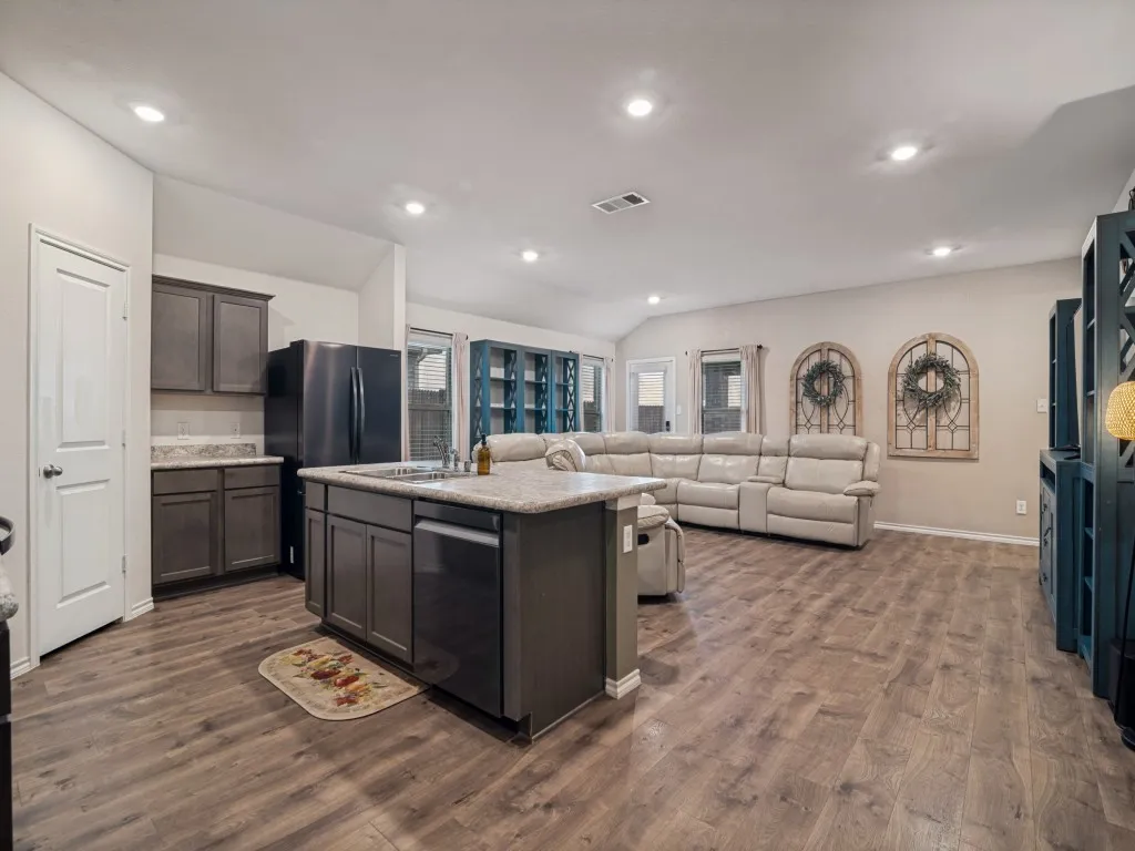 Single Family Residence For Sale in Hunt County , 709 Darlington Oak Avenue, Royse City, Texas 75189, 4 Bedroom, 3 Bathroom, 2 Garage spaces, 2,088 Sqft, built in 2020, mls#21294988, Real Estate Agent in Royse City, Homes For Sale in Hunt county, Homes For Sale in Royse City, Realtor in Royse City Texas, Real Estate Brokerage Independent Realty Texas, Luminita Cordes Realtor