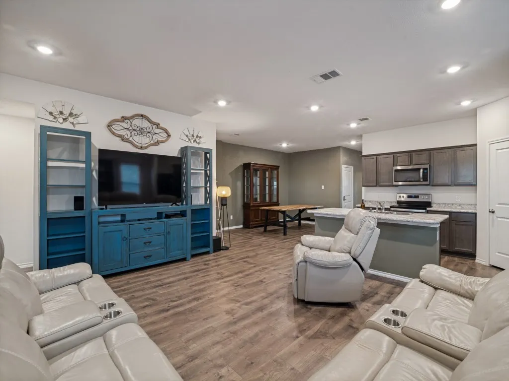 Single Family Residence For Sale in Hunt County , 709 Darlington Oak Avenue, Royse City, Texas 75189, 4 Bedroom, 3 Bathroom, 2 Garage spaces, 2,088 Sqft, built in 2020, mls#21294988, Real Estate Agent in Royse City, Homes For Sale in Hunt county, Homes For Sale in Royse City, Realtor in Royse City Texas, Real Estate Brokerage Independent Realty Texas, Luminita Cordes Realtor