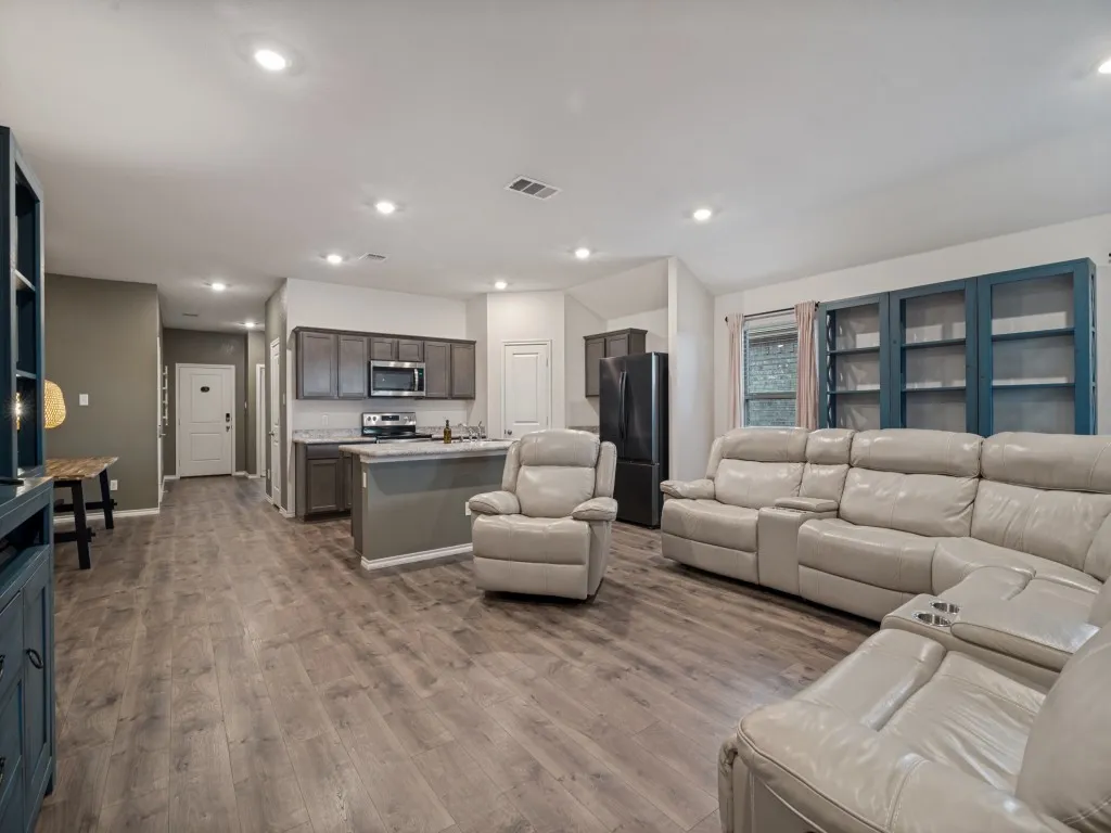 Single Family Residence For Sale in Hunt County , 709 Darlington Oak Avenue, Royse City, Texas 75189, 4 Bedroom, 3 Bathroom, 2 Garage spaces, 2,088 Sqft, built in 2020, mls#21294988, Real Estate Agent in Royse City, Homes For Sale in Hunt county, Homes For Sale in Royse City, Realtor in Royse City Texas, Real Estate Brokerage Independent Realty Texas, Luminita Cordes Realtor