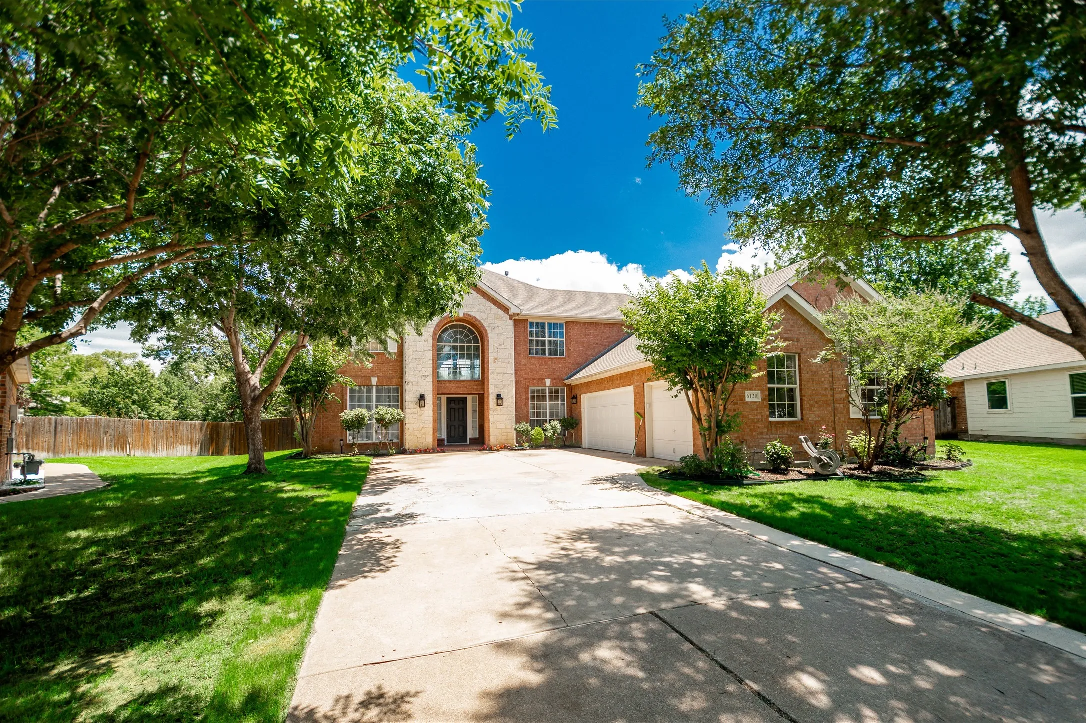 Single Family Residence For Sale in Denton County , 6120 Cobble Trail, Flower Mound, Texas 75028, 4 Bedroom, 4 Bathroom, 3 Garage spaces, 3,479 Sqft, built in 2001, mls#21294993, Real Estate Agent in Flower Mound, Homes For Sale in Denton county, Homes For Sale in Flower Mound, Realtor in Flower Mound Texas, Real Estate Brokerage Independent Realty Texas, Luminita Cordes Realtor