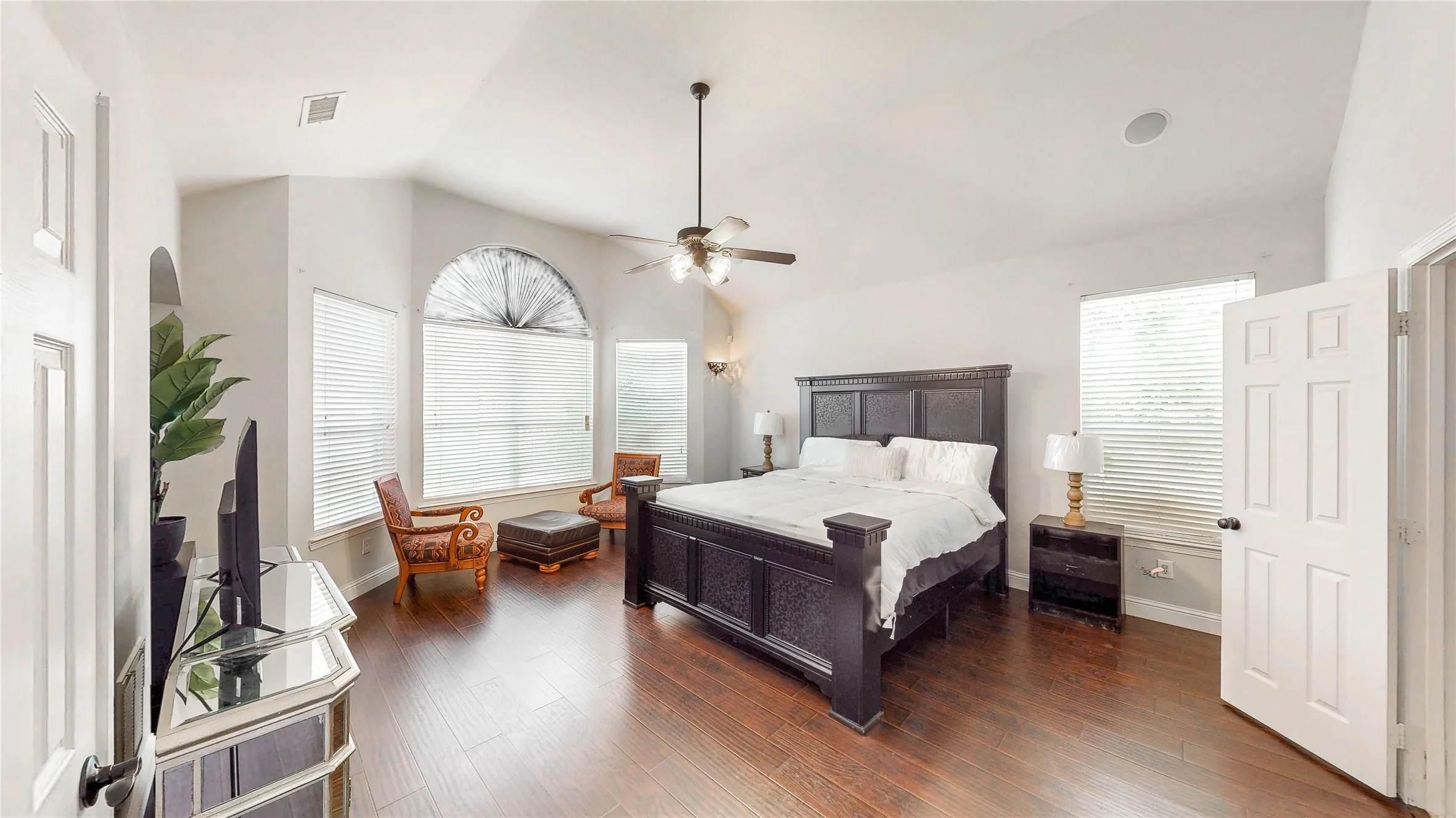 Single Family Residence For Sale in Denton County , 6120 Cobble Trail, Flower Mound, Texas 75028, 4 Bedroom, 4 Bathroom, 3 Garage spaces, 3,479 Sqft, built in 2001, mls#21294993, Real Estate Agent in Flower Mound, Homes For Sale in Denton county, Homes For Sale in Flower Mound, Realtor in Flower Mound Texas, Real Estate Brokerage Independent Realty Texas, Luminita Cordes Realtor