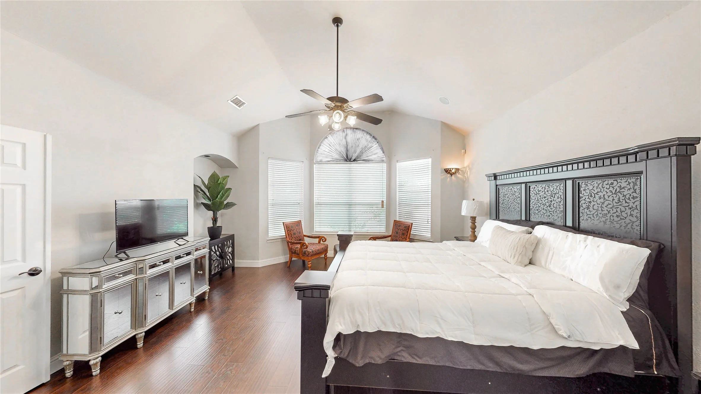 Single Family Residence For Sale in Denton County , 6120 Cobble Trail, Flower Mound, Texas 75028, 4 Bedroom, 4 Bathroom, 3 Garage spaces, 3,479 Sqft, built in 2001, mls#21294993, Real Estate Agent in Flower Mound, Homes For Sale in Denton county, Homes For Sale in Flower Mound, Realtor in Flower Mound Texas, Real Estate Brokerage Independent Realty Texas, Luminita Cordes Realtor