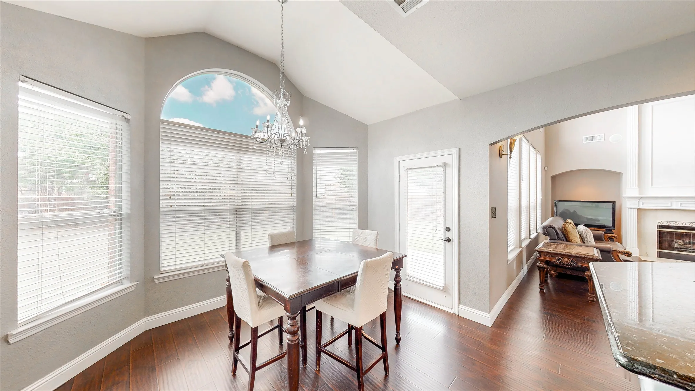 Single Family Residence For Sale in Denton County , 6120 Cobble Trail, Flower Mound, Texas 75028, 4 Bedroom, 4 Bathroom, 3 Garage spaces, 3,479 Sqft, built in 2001, mls#21294993, Real Estate Agent in Flower Mound, Homes For Sale in Denton county, Homes For Sale in Flower Mound, Realtor in Flower Mound Texas, Real Estate Brokerage Independent Realty Texas, Luminita Cordes Realtor