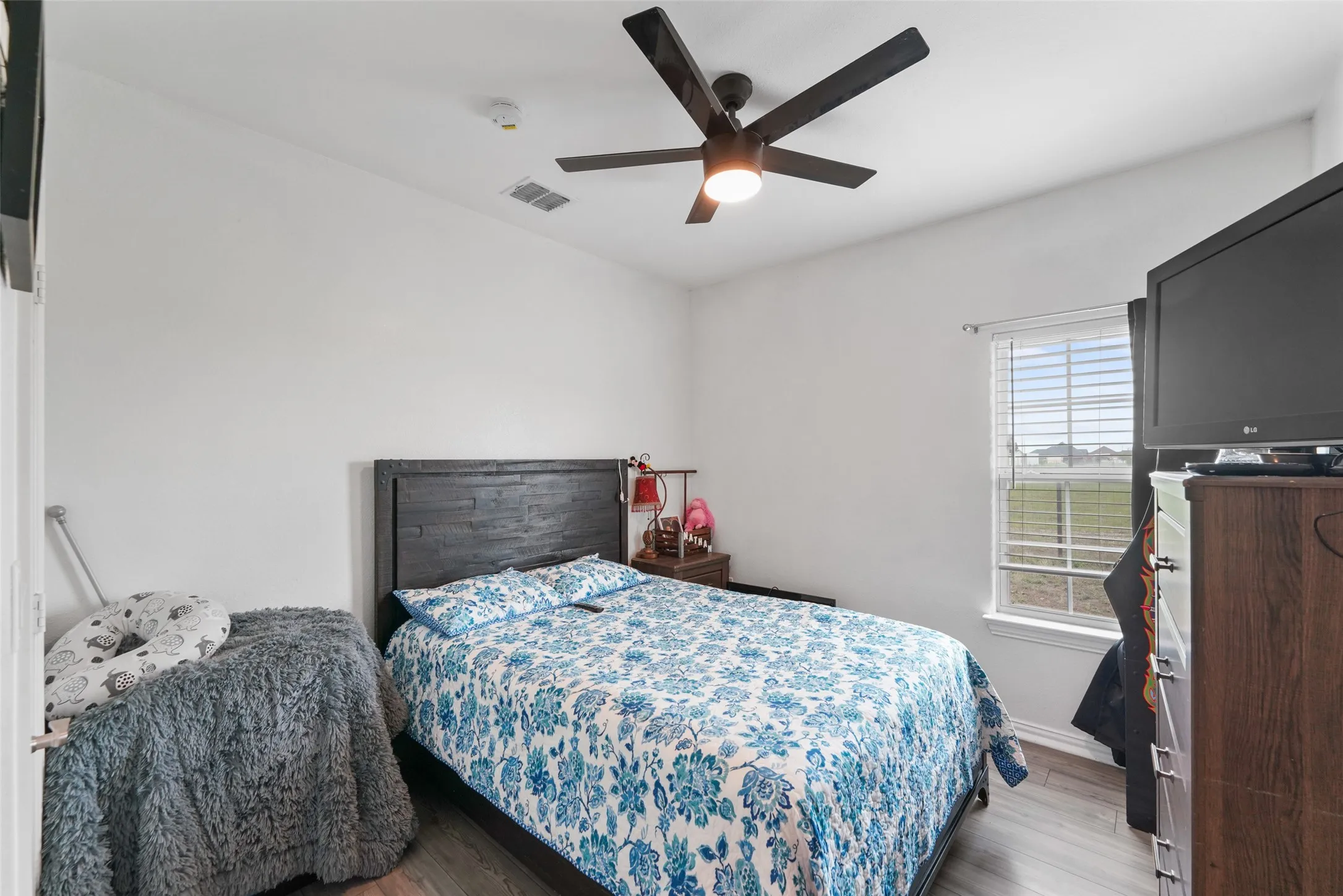 Room featuring a vaulted ceiling with a ceiling fan and recessed lighting