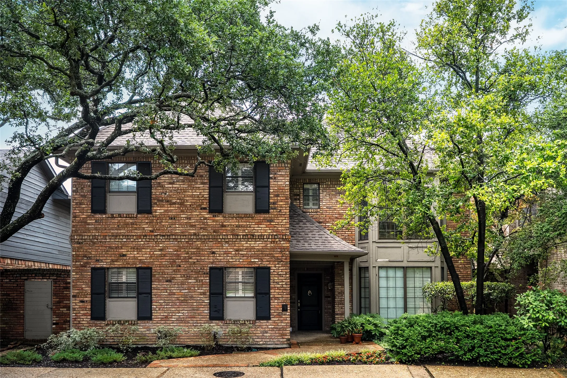 Single Family Residence For Sale in Dallas County , 3 Royal Terrace Court, Dallas, Texas 75225, 3 Bedroom, 3 Bathroom, 2 Garage spaces, 3,397 Sqft, built in 1979, mls#21295023, Real Estate Agent in Dallas, Homes For Sale in Dallas county, Homes For Sale in Dallas, Realtor in Dallas Texas, Real Estate Brokerage Independent Realty Texas, Luminita Cordes Realtor