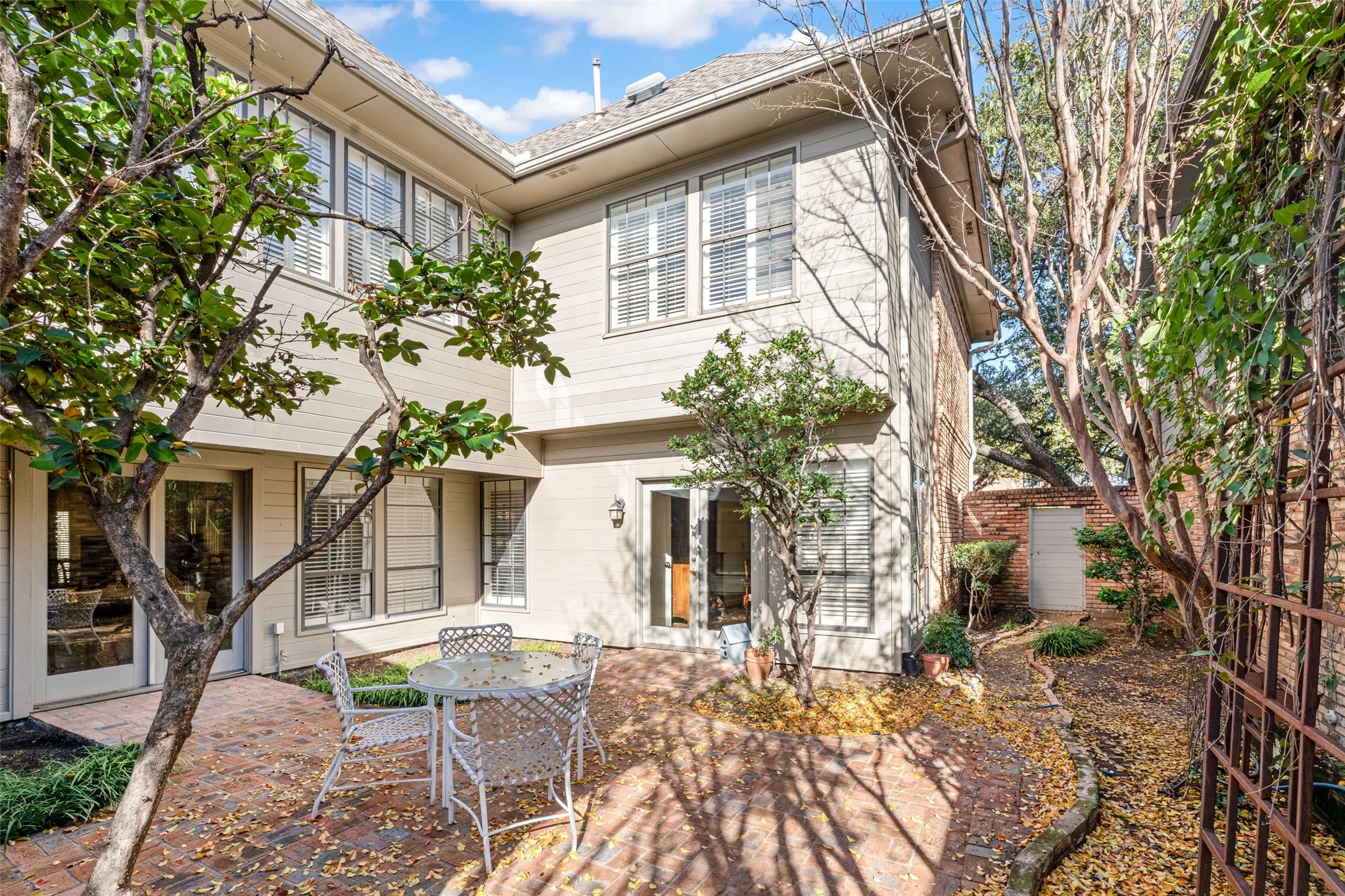 Single Family Residence For Sale in Dallas County , 3 Royal Terrace Court, Dallas, Texas 75225, 3 Bedroom, 3 Bathroom, 2 Garage spaces, 3,397 Sqft, built in 1979, mls#21295023, Real Estate Agent in Dallas, Homes For Sale in Dallas county, Homes For Sale in Dallas, Realtor in Dallas Texas, Real Estate Brokerage Independent Realty Texas, Luminita Cordes Realtor