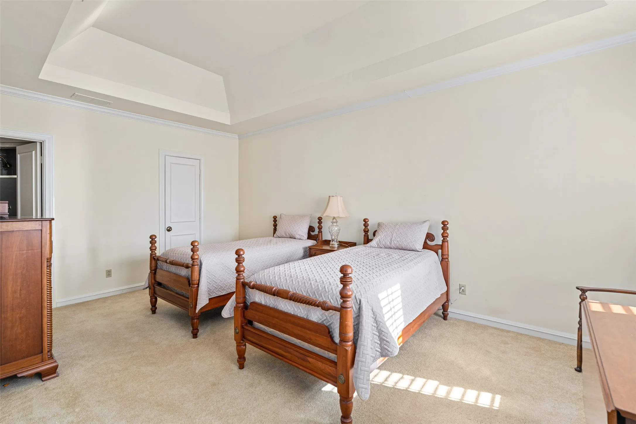 Single Family Residence For Sale in Dallas County , 3 Royal Terrace Court, Dallas, Texas 75225, 3 Bedroom, 3 Bathroom, 2 Garage spaces, 3,397 Sqft, built in 1979, mls#21295023, Real Estate Agent in Dallas, Homes For Sale in Dallas county, Homes For Sale in Dallas, Realtor in Dallas Texas, Real Estate Brokerage Independent Realty Texas, Luminita Cordes Realtor