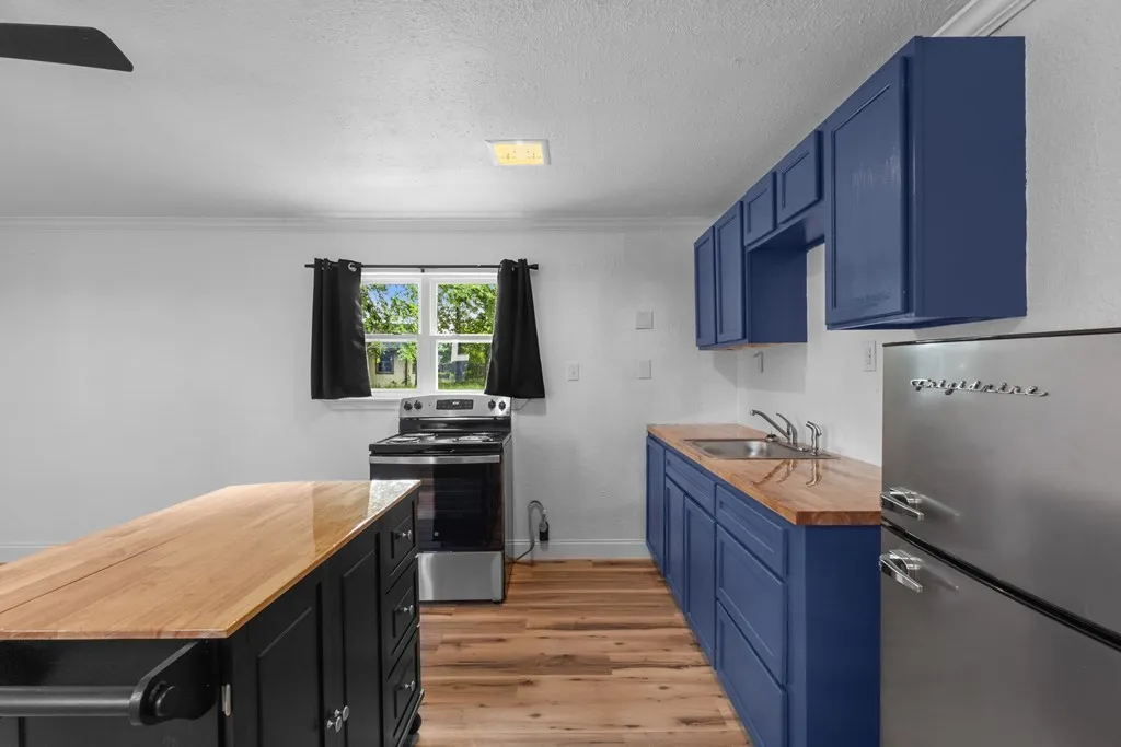 Single Family Residence For Sale in Henderson County , 128 Harmon Road, Gun Barrel City, Texas 75156, 3 Bedroom, 2 Bathroom, 1 Garage spaces, 2,002 Sqft, built in 1980, mls#21289121, Real Estate Agent in Gun Barrel City, Homes For Sale in Henderson county, Homes For Sale in Gun Barrel City, Realtor in Gun Barrel City Texas, Real Estate Brokerage Independent Realty Texas, Luminita Cordes Realtor
