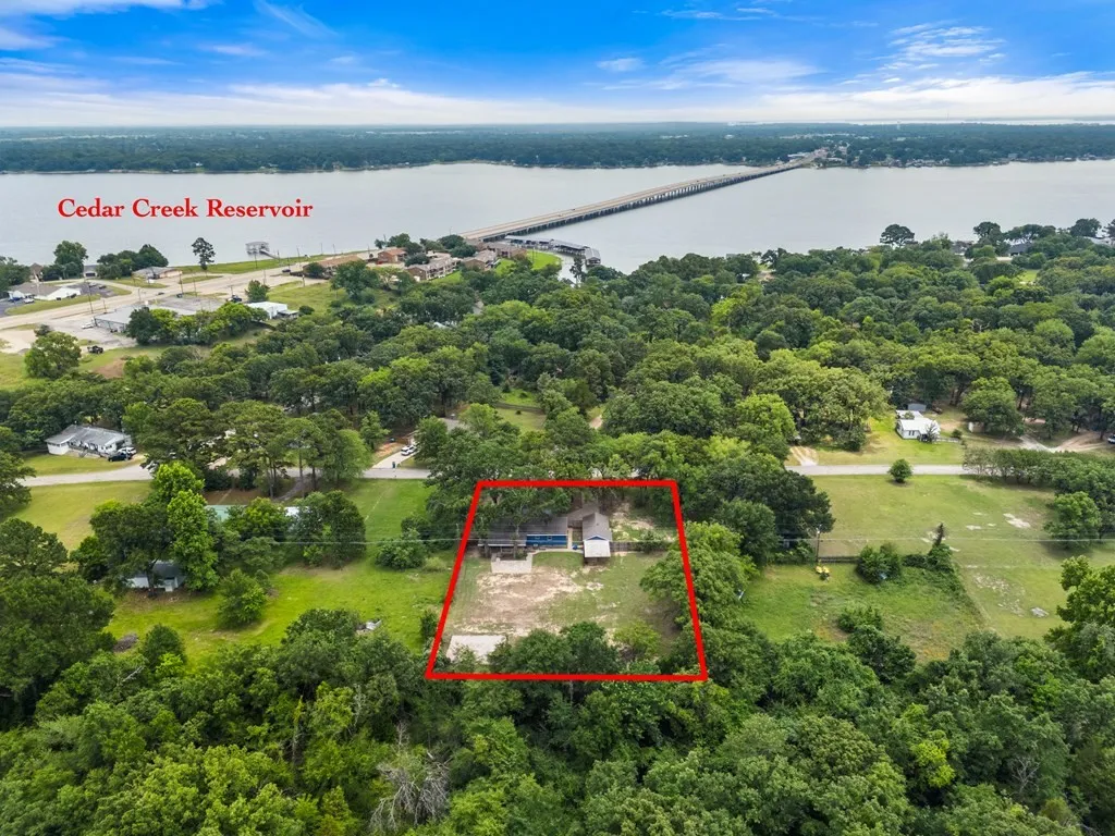 Single Family Residence For Sale in Henderson County , 128 Harmon Road, Gun Barrel City, Texas 75156, 3 Bedroom, 2 Bathroom, 1 Garage spaces, 2,002 Sqft, built in 1980, mls#21289121, Real Estate Agent in Gun Barrel City, Homes For Sale in Henderson county, Homes For Sale in Gun Barrel City, Realtor in Gun Barrel City Texas, Real Estate Brokerage Independent Realty Texas, Luminita Cordes Realtor
