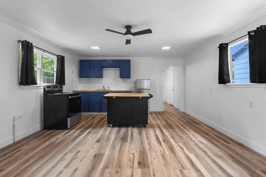 Single Family Residence For Sale in Henderson County , 128 Harmon Road, Gun Barrel City, Texas 75156, 3 Bedroom, 2 Bathroom, 1 Garage spaces, 2,002 Sqft, built in 1980, mls#21289121, Real Estate Agent in Gun Barrel City, Homes For Sale in Henderson county, Homes For Sale in Gun Barrel City, Realtor in Gun Barrel City Texas, Real Estate Brokerage Independent Realty Texas, Luminita Cordes Realtor