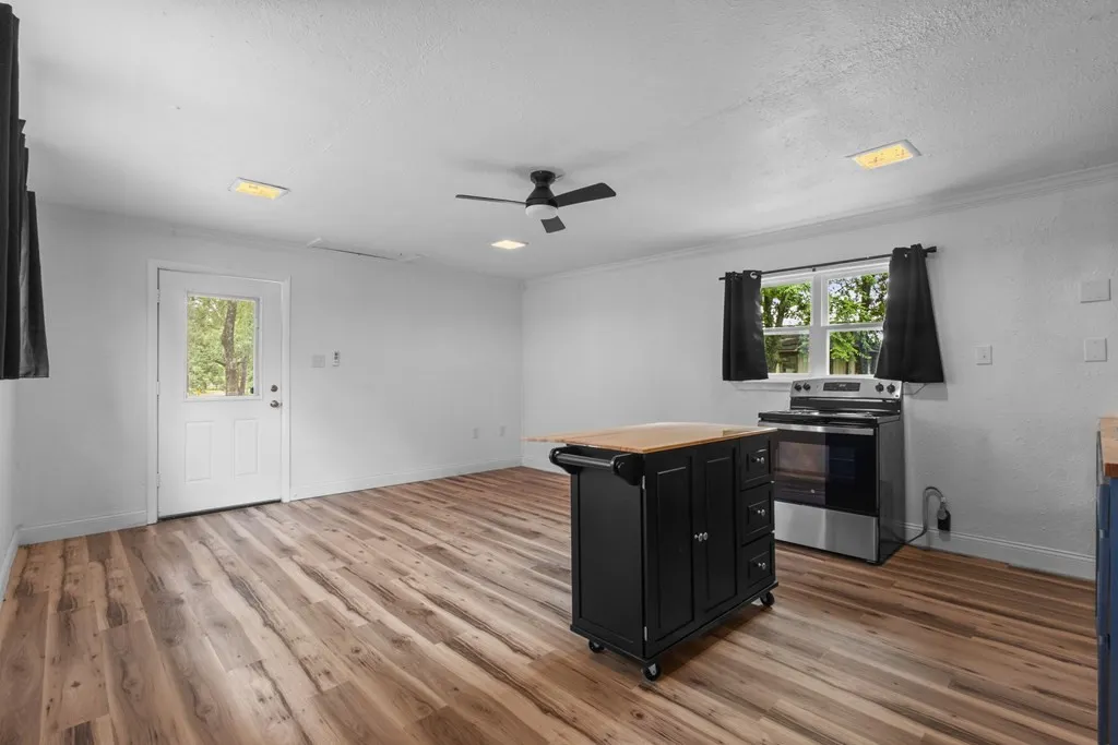 Single Family Residence For Sale in Henderson County , 128 Harmon Road, Gun Barrel City, Texas 75156, 3 Bedroom, 2 Bathroom, 1 Garage spaces, 2,002 Sqft, built in 1980, mls#21289121, Real Estate Agent in Gun Barrel City, Homes For Sale in Henderson county, Homes For Sale in Gun Barrel City, Realtor in Gun Barrel City Texas, Real Estate Brokerage Independent Realty Texas, Luminita Cordes Realtor