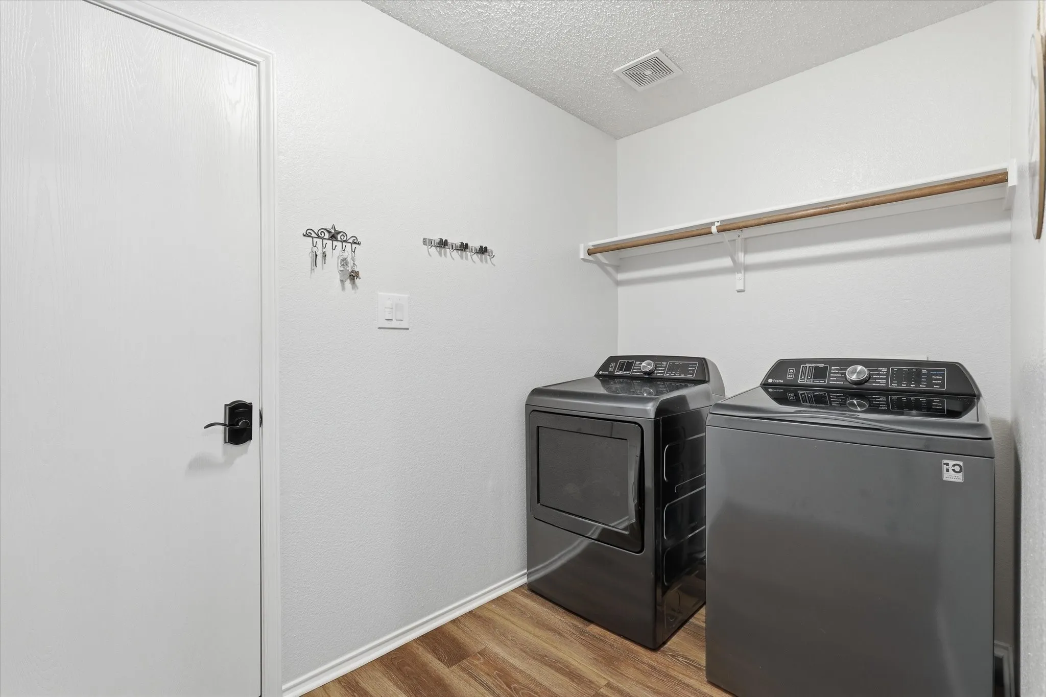 Single Family Residence For Sale in Denton County , 5036 Nautical Lane, Denton, Texas 76210, 4 Bedroom, 4 Bathroom, 2 Garage spaces, 2,956 Sqft, built in 2001, mls#21295019, Real Estate Agent in Denton, Homes For Sale in Denton county, Homes For Sale in Denton, Realtor in Denton Texas, Real Estate Brokerage Independent Realty Texas, Luminita Cordes Realtor