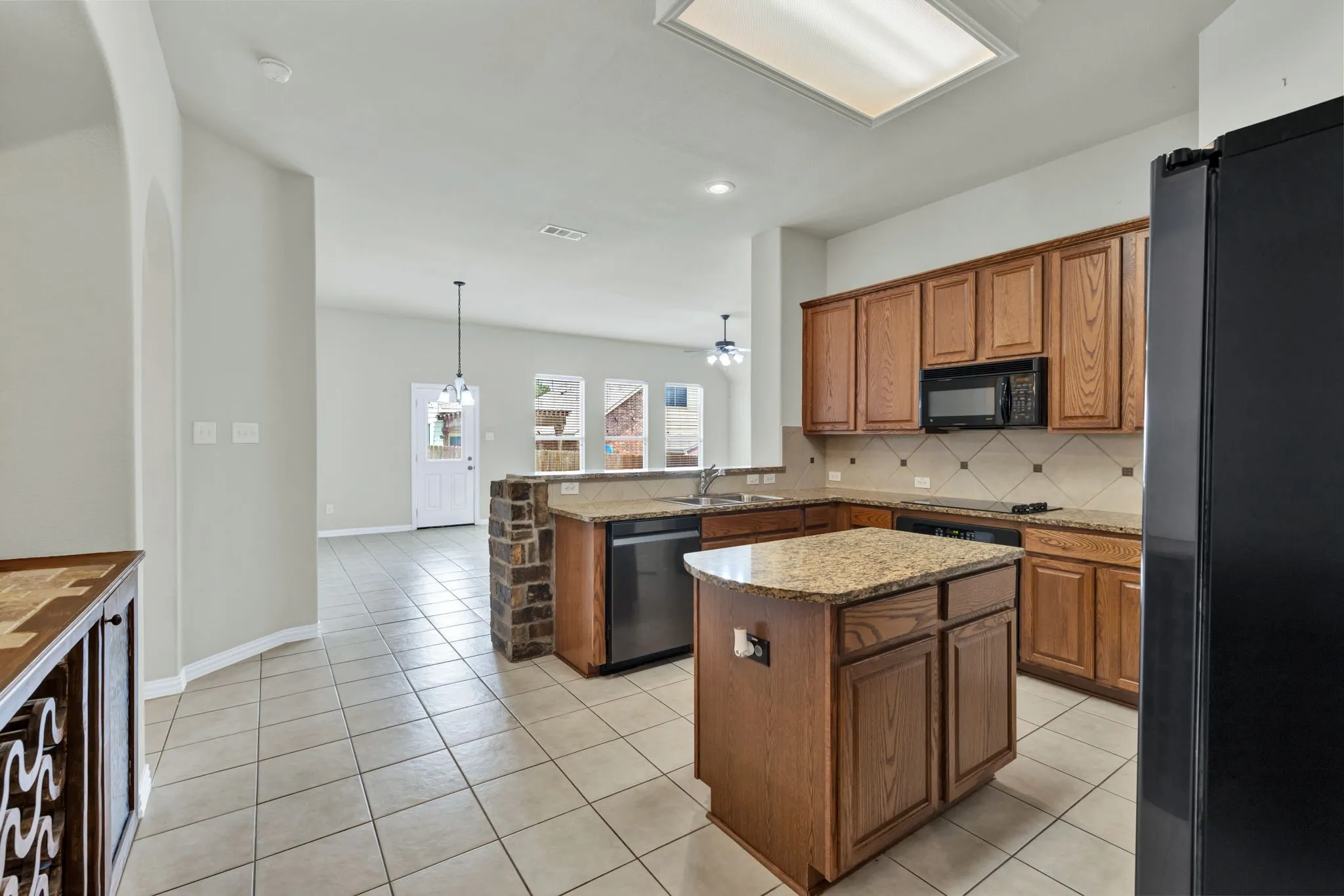 Single Family Residence For Sale in Tarrant County , 729 Red Elm Lane, Fort Worth, Texas 76131, 3 Bedroom, 2 Bathroom, 2 Garage spaces, 2,094 Sqft, built in 2005, mls#21295049, Real Estate Agent in Fort Worth, Homes For Sale in Tarrant county, Homes For Sale in Fort Worth, Realtor in Fort Worth Texas, Real Estate Brokerage Independent Realty Texas, Luminita Cordes Realtor