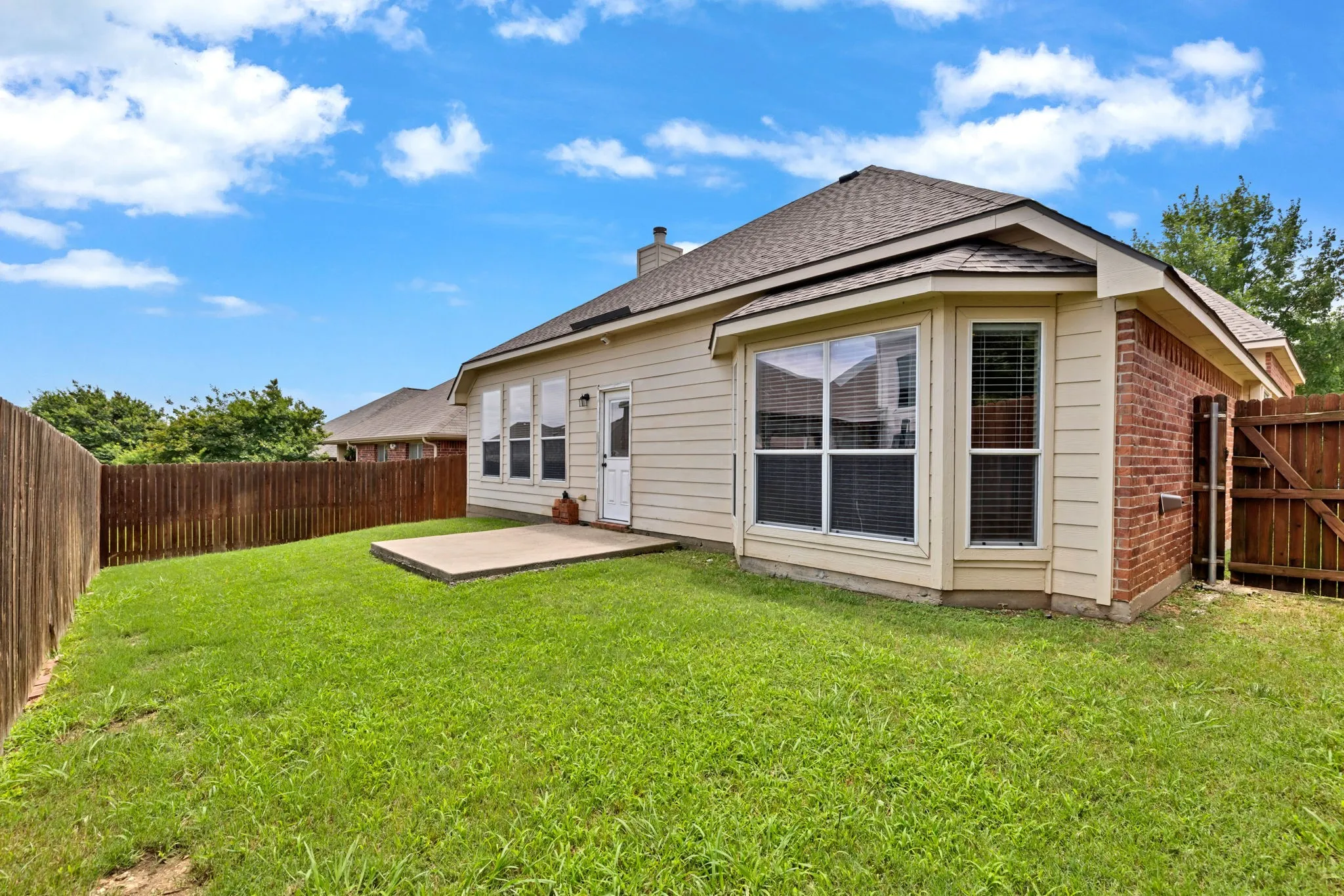 Single Family Residence For Sale in Tarrant County , 729 Red Elm Lane, Fort Worth, Texas 76131, 3 Bedroom, 2 Bathroom, 2 Garage spaces, 2,094 Sqft, built in 2005, mls#21295049, Real Estate Agent in Fort Worth, Homes For Sale in Tarrant county, Homes For Sale in Fort Worth, Realtor in Fort Worth Texas, Real Estate Brokerage Independent Realty Texas, Luminita Cordes Realtor