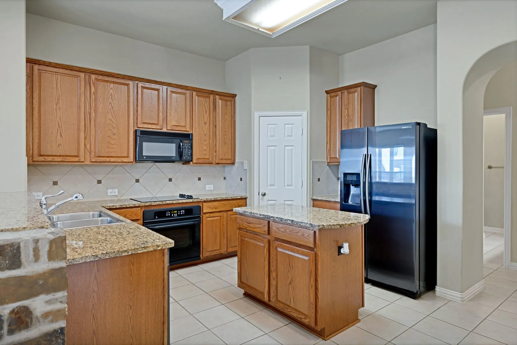 Single Family Residence For Sale in Tarrant County , 729 Red Elm Lane, Fort Worth, Texas 76131, 3 Bedroom, 2 Bathroom, 2 Garage spaces, 2,094 Sqft, built in 2005, mls#21295049, Real Estate Agent in Fort Worth, Homes For Sale in Tarrant county, Homes For Sale in Fort Worth, Realtor in Fort Worth Texas, Real Estate Brokerage Independent Realty Texas, Luminita Cordes Realtor