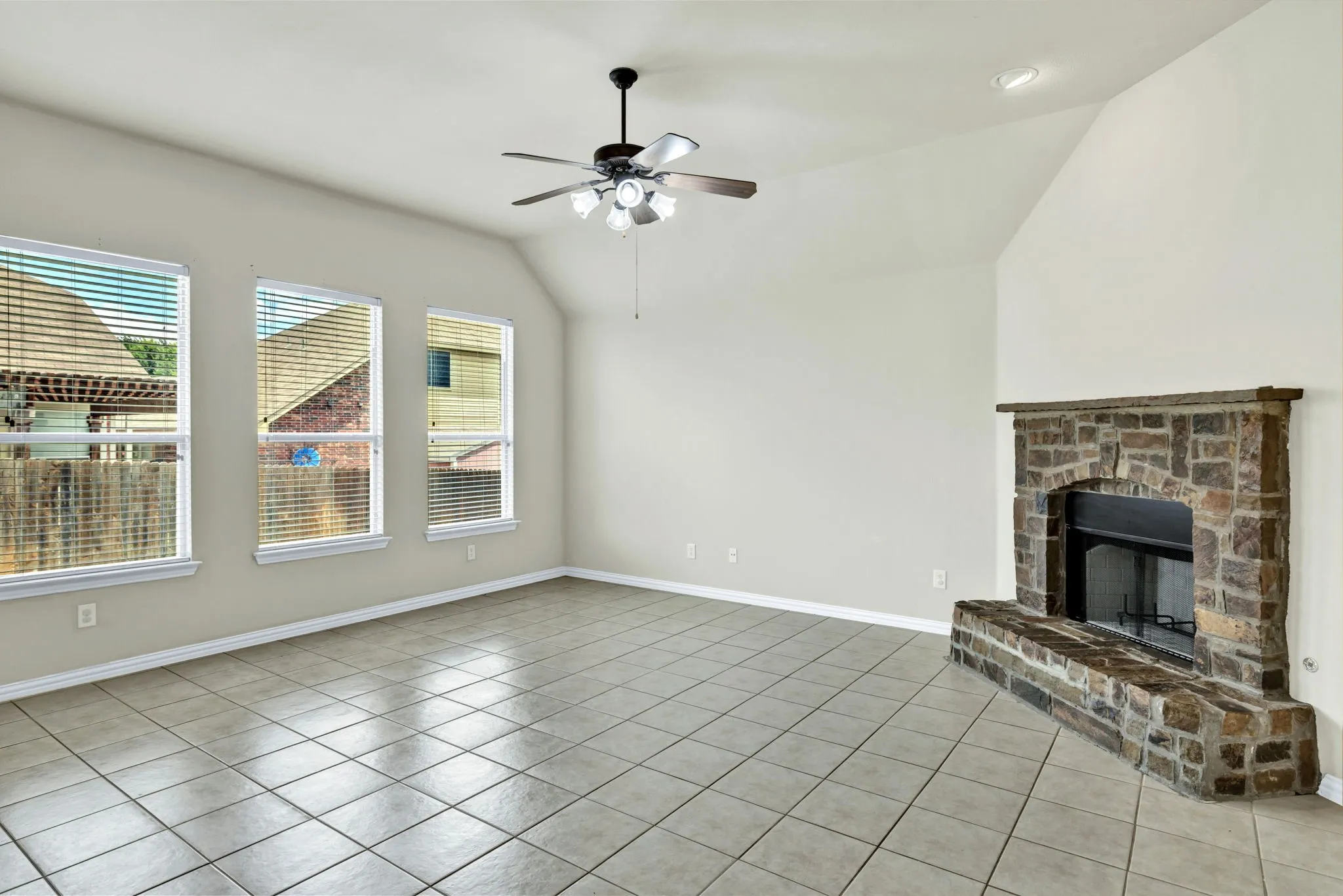 Single Family Residence For Sale in Tarrant County , 729 Red Elm Lane, Fort Worth, Texas 76131, 3 Bedroom, 2 Bathroom, 2 Garage spaces, 2,094 Sqft, built in 2005, mls#21295049, Real Estate Agent in Fort Worth, Homes For Sale in Tarrant county, Homes For Sale in Fort Worth, Realtor in Fort Worth Texas, Real Estate Brokerage Independent Realty Texas, Luminita Cordes Realtor