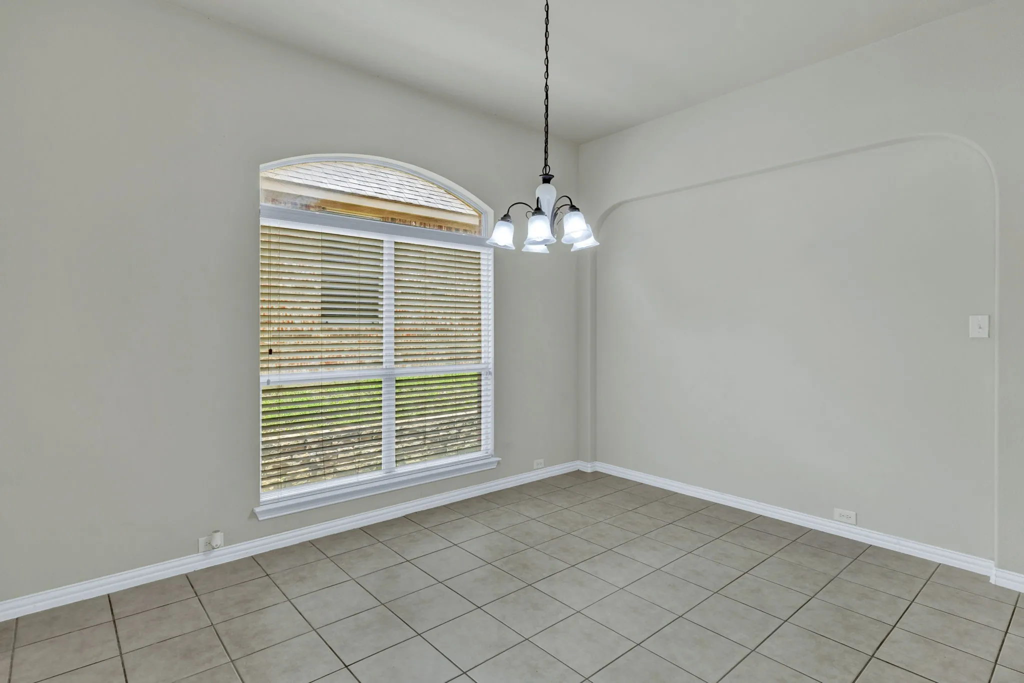 Single Family Residence For Sale in Tarrant County , 729 Red Elm Lane, Fort Worth, Texas 76131, 3 Bedroom, 2 Bathroom, 2 Garage spaces, 2,094 Sqft, built in 2005, mls#21295049, Real Estate Agent in Fort Worth, Homes For Sale in Tarrant county, Homes For Sale in Fort Worth, Realtor in Fort Worth Texas, Real Estate Brokerage Independent Realty Texas, Luminita Cordes Realtor