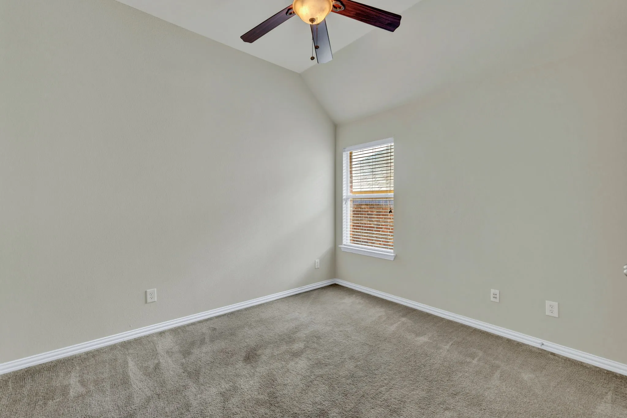 Single Family Residence For Sale in Tarrant County , 729 Red Elm Lane, Fort Worth, Texas 76131, 3 Bedroom, 2 Bathroom, 2 Garage spaces, 2,094 Sqft, built in 2005, mls#21295049, Real Estate Agent in Fort Worth, Homes For Sale in Tarrant county, Homes For Sale in Fort Worth, Realtor in Fort Worth Texas, Real Estate Brokerage Independent Realty Texas, Luminita Cordes Realtor