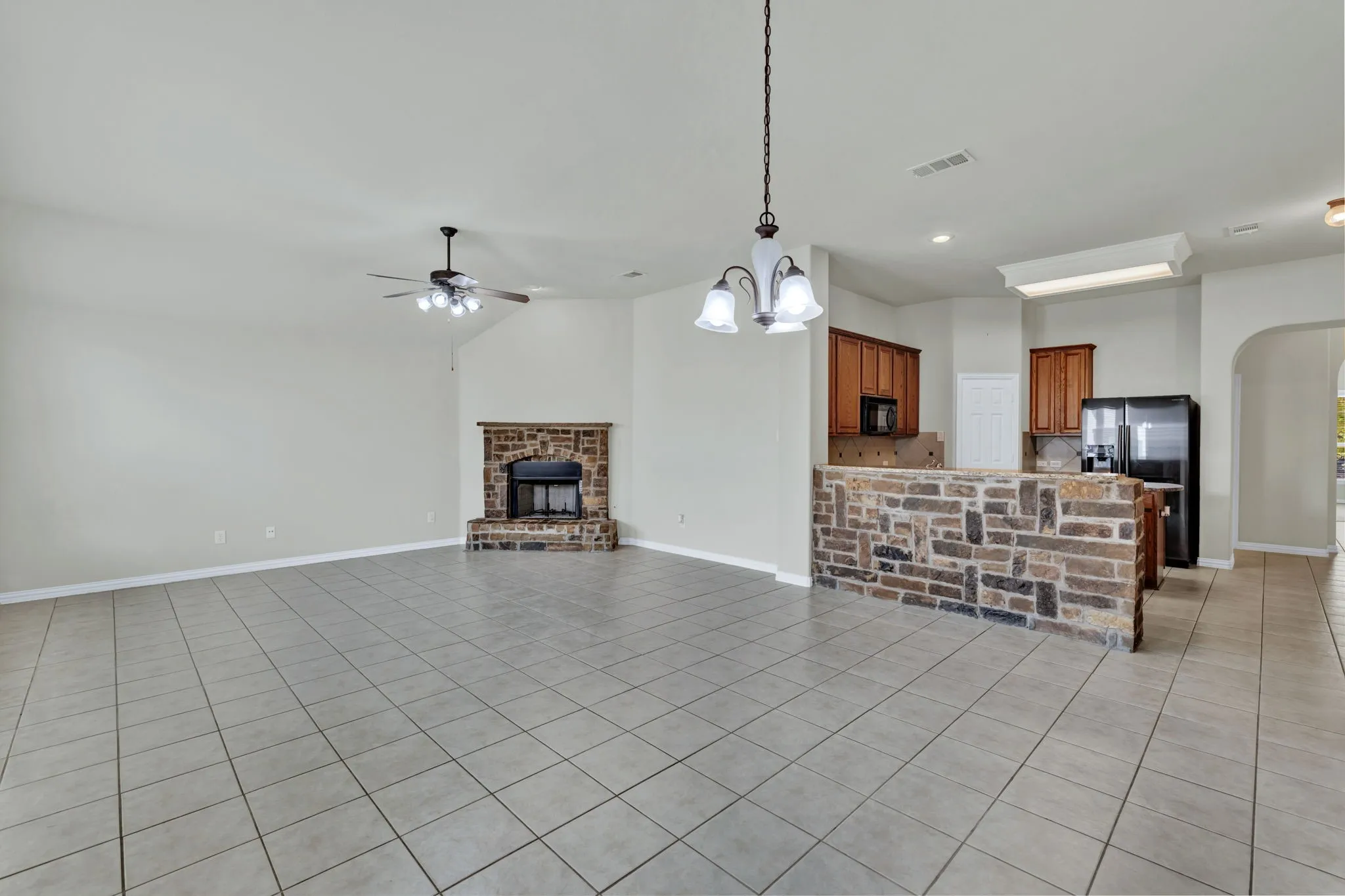Single Family Residence For Sale in Tarrant County , 729 Red Elm Lane, Fort Worth, Texas 76131, 3 Bedroom, 2 Bathroom, 2 Garage spaces, 2,094 Sqft, built in 2005, mls#21295049, Real Estate Agent in Fort Worth, Homes For Sale in Tarrant county, Homes For Sale in Fort Worth, Realtor in Fort Worth Texas, Real Estate Brokerage Independent Realty Texas, Luminita Cordes Realtor