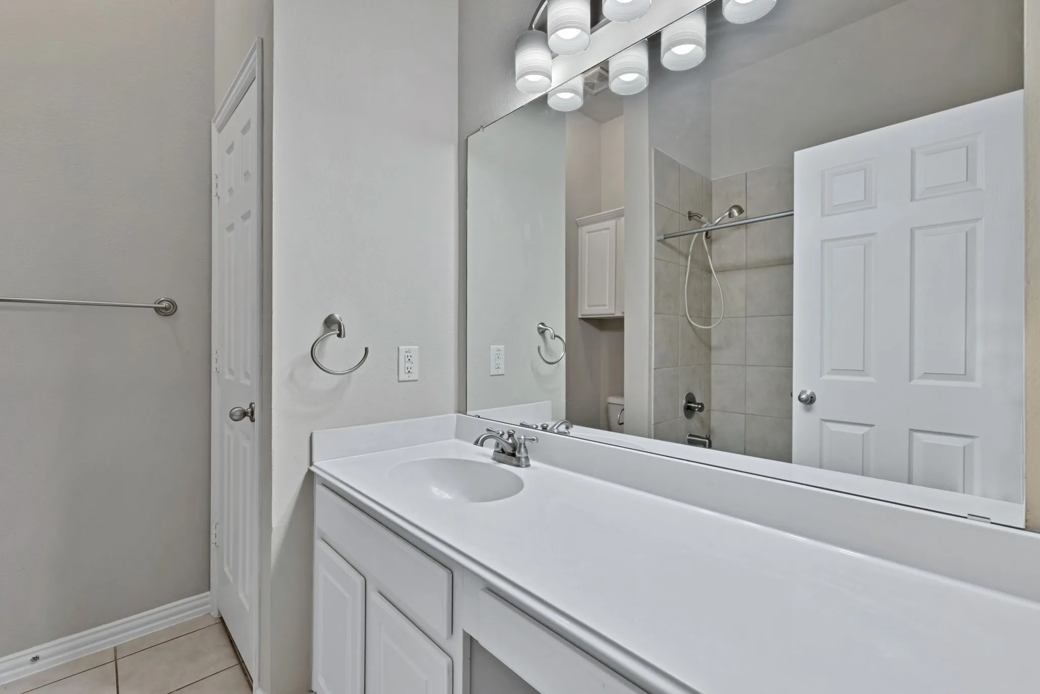 Single Family Residence For Sale in Tarrant County , 729 Red Elm Lane, Fort Worth, Texas 76131, 3 Bedroom, 2 Bathroom, 2 Garage spaces, 2,094 Sqft, built in 2005, mls#21295049, Real Estate Agent in Fort Worth, Homes For Sale in Tarrant county, Homes For Sale in Fort Worth, Realtor in Fort Worth Texas, Real Estate Brokerage Independent Realty Texas, Luminita Cordes Realtor