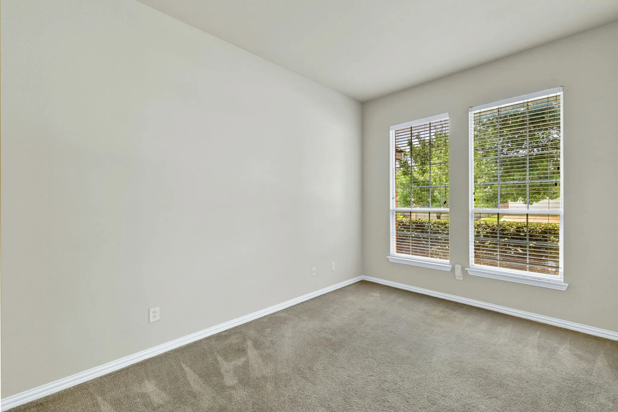 Single Family Residence For Sale in Tarrant County , 729 Red Elm Lane, Fort Worth, Texas 76131, 3 Bedroom, 2 Bathroom, 2 Garage spaces, 2,094 Sqft, built in 2005, mls#21295049, Real Estate Agent in Fort Worth, Homes For Sale in Tarrant county, Homes For Sale in Fort Worth, Realtor in Fort Worth Texas, Real Estate Brokerage Independent Realty Texas, Luminita Cordes Realtor