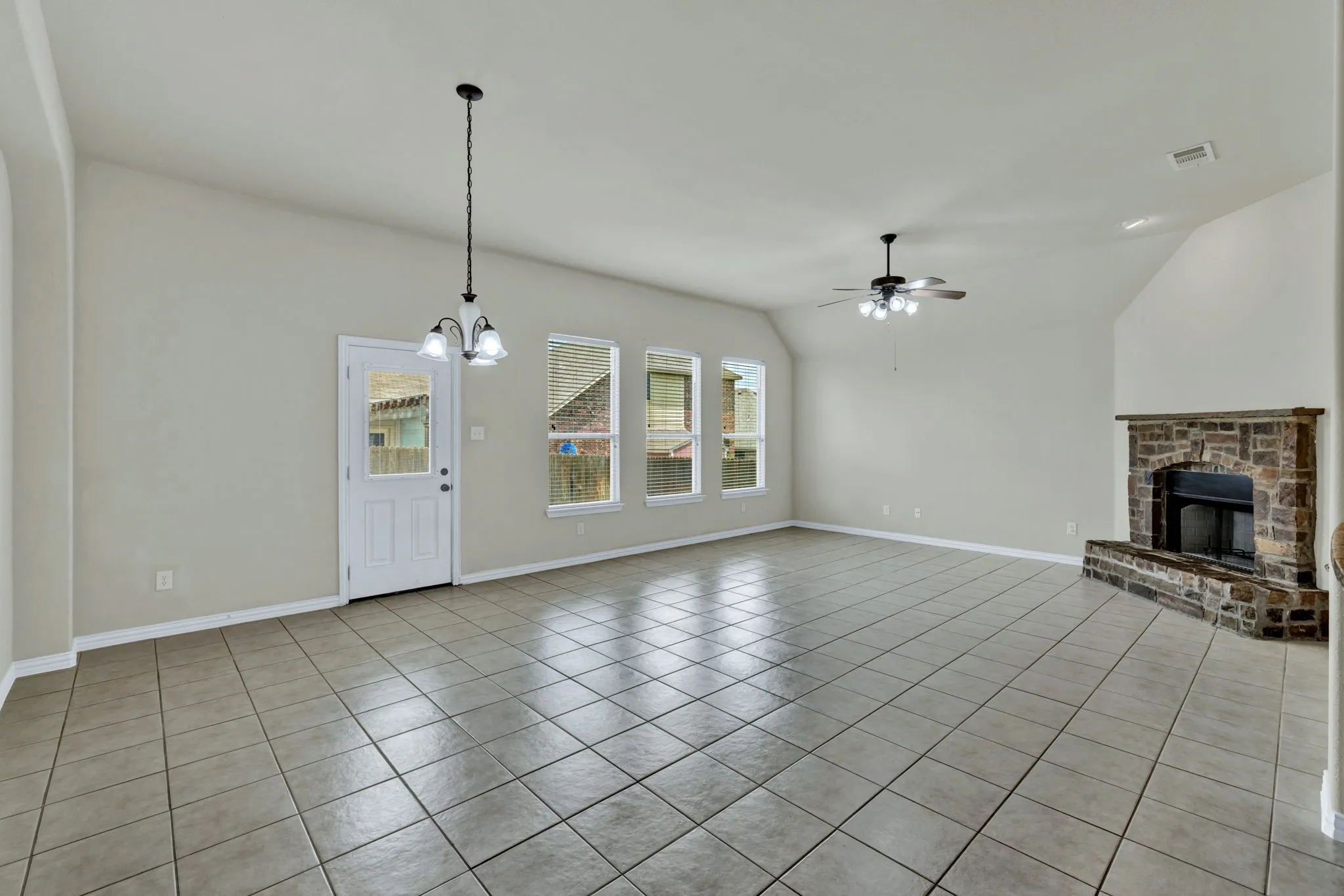 Single Family Residence For Sale in Tarrant County , 729 Red Elm Lane, Fort Worth, Texas 76131, 3 Bedroom, 2 Bathroom, 2 Garage spaces, 2,094 Sqft, built in 2005, mls#21295049, Real Estate Agent in Fort Worth, Homes For Sale in Tarrant county, Homes For Sale in Fort Worth, Realtor in Fort Worth Texas, Real Estate Brokerage Independent Realty Texas, Luminita Cordes Realtor