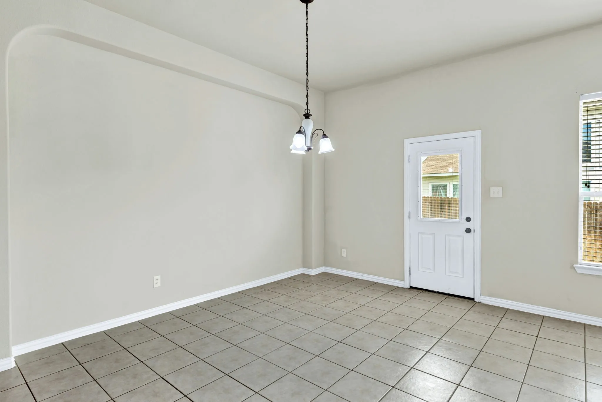 Single Family Residence For Sale in Tarrant County , 729 Red Elm Lane, Fort Worth, Texas 76131, 3 Bedroom, 2 Bathroom, 2 Garage spaces, 2,094 Sqft, built in 2005, mls#21295049, Real Estate Agent in Fort Worth, Homes For Sale in Tarrant county, Homes For Sale in Fort Worth, Realtor in Fort Worth Texas, Real Estate Brokerage Independent Realty Texas, Luminita Cordes Realtor