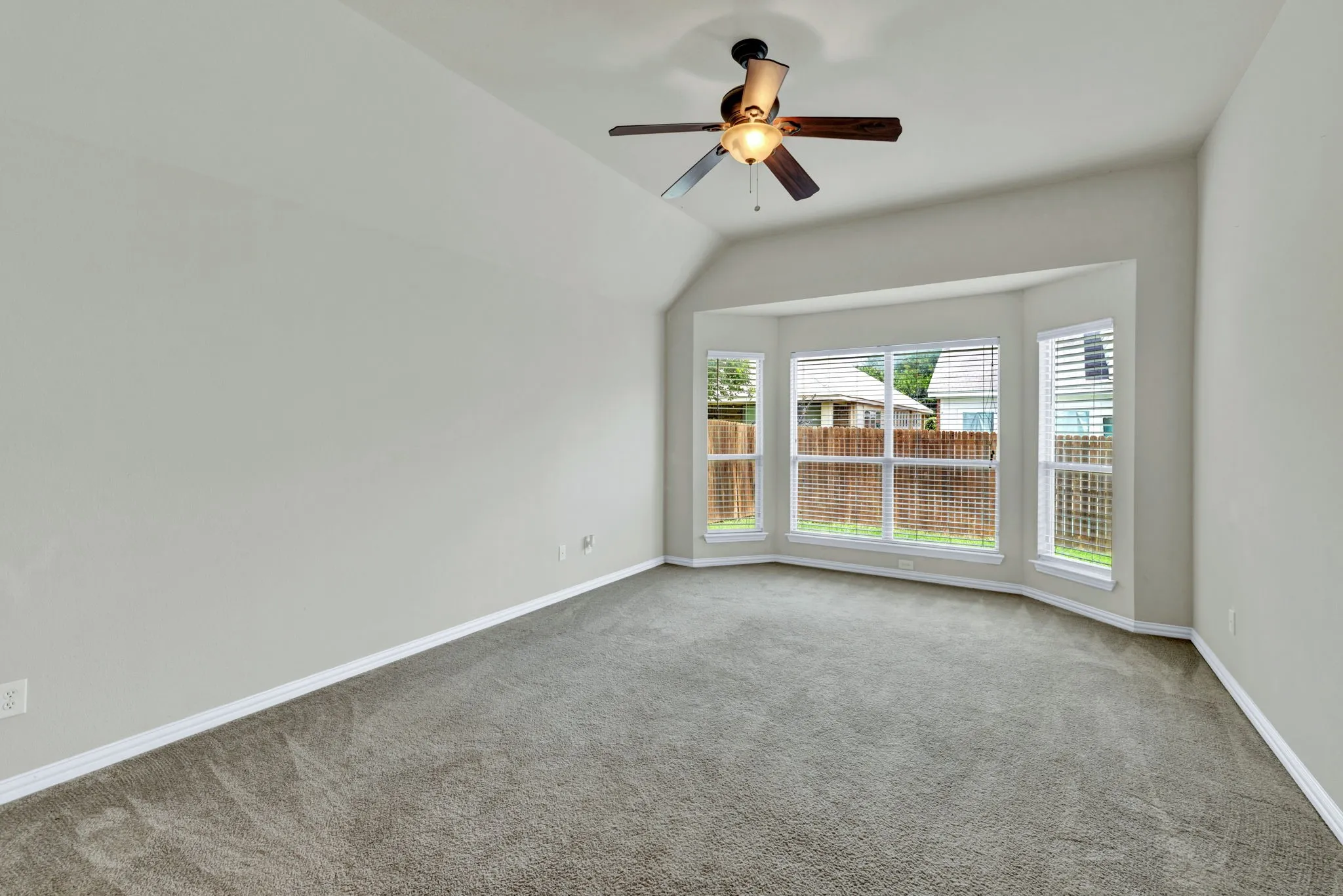 Single Family Residence For Sale in Tarrant County , 729 Red Elm Lane, Fort Worth, Texas 76131, 3 Bedroom, 2 Bathroom, 2 Garage spaces, 2,094 Sqft, built in 2005, mls#21295049, Real Estate Agent in Fort Worth, Homes For Sale in Tarrant county, Homes For Sale in Fort Worth, Realtor in Fort Worth Texas, Real Estate Brokerage Independent Realty Texas, Luminita Cordes Realtor