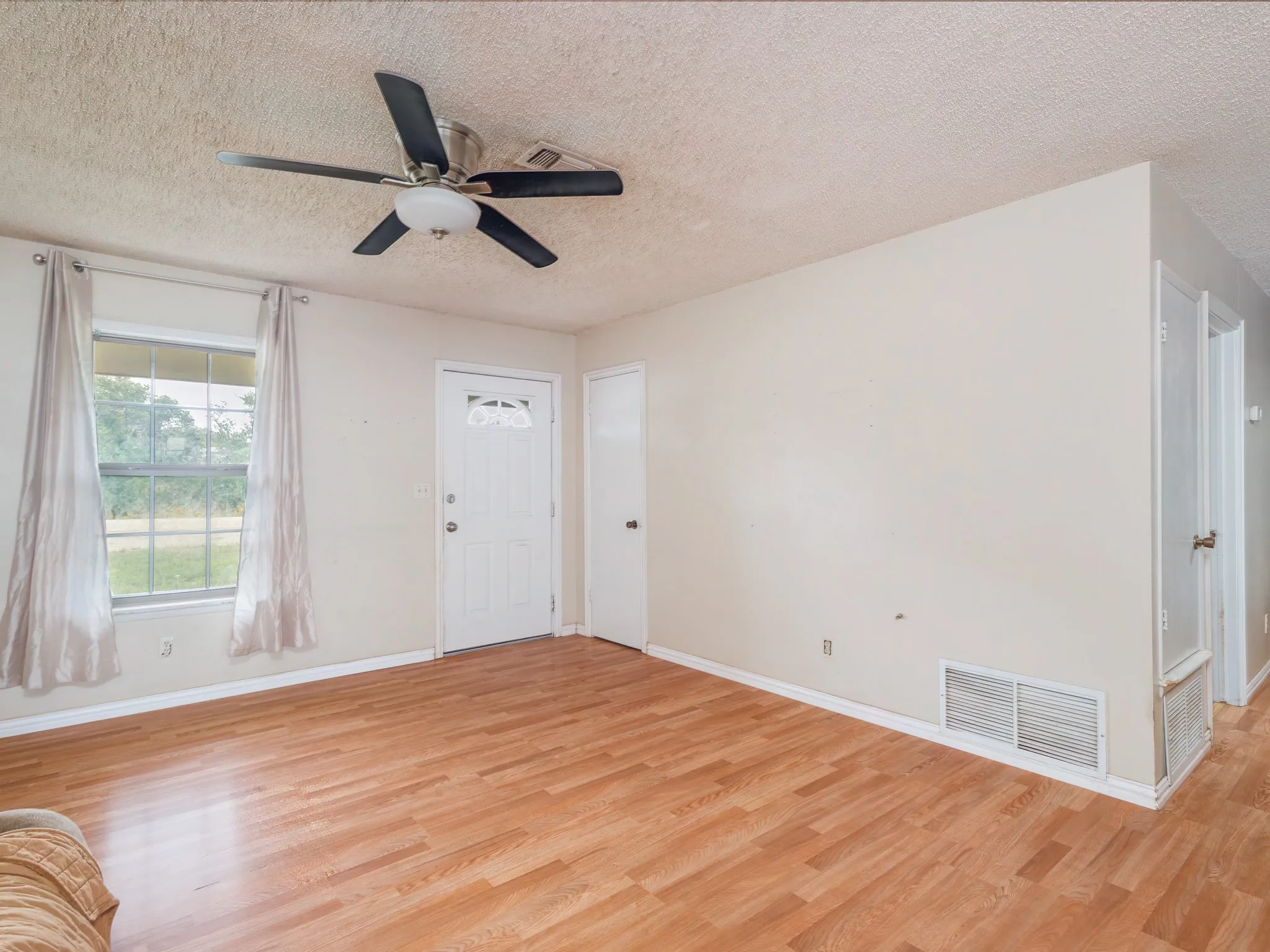 Single Family Residence For Sale in Brown County , 7116 Monaghan Drive, Brownwood, Texas 76801, 3 Bedroom, 2 Bathroom, 1 Garage spaces, 1,305 Sqft, built in 1975, mls#21295045, Real Estate Agent in Brownwood, Homes For Sale in Brown county, Homes For Sale in Brownwood, Realtor in Brownwood Texas, Real Estate Brokerage Independent Realty Texas, Luminita Cordes Realtor