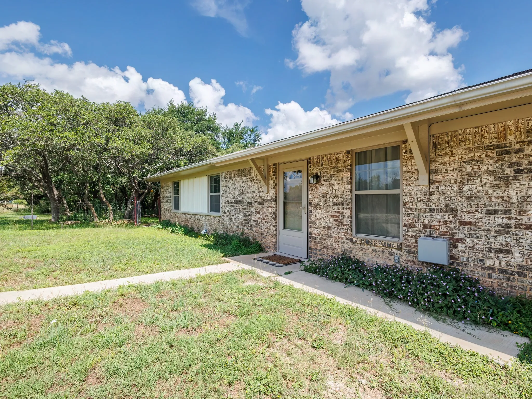 Single Family Residence For Sale in Brown County , 7116 Monaghan Drive, Brownwood, Texas 76801, 3 Bedroom, 2 Bathroom, 1 Garage spaces, 1,305 Sqft, built in 1975, mls#21295045, Real Estate Agent in Brownwood, Homes For Sale in Brown county, Homes For Sale in Brownwood, Realtor in Brownwood Texas, Real Estate Brokerage Independent Realty Texas, Luminita Cordes Realtor
