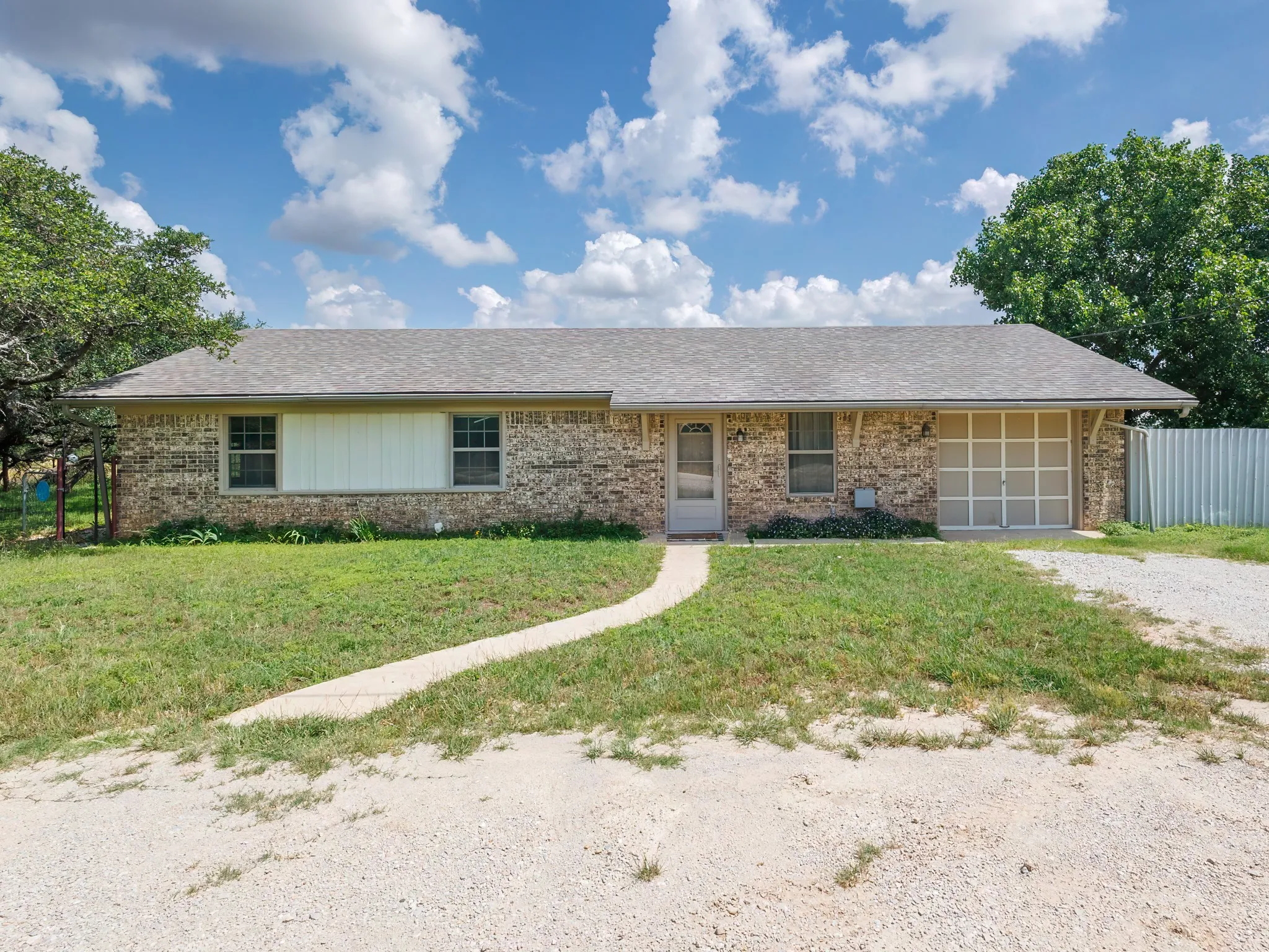 Single Family Residence For Sale in Brown County , 7116 Monaghan Drive, Brownwood, Texas 76801, 3 Bedroom, 2 Bathroom, 1 Garage spaces, 1,305 Sqft, built in 1975, mls#21295045, Real Estate Agent in Brownwood, Homes For Sale in Brown county, Homes For Sale in Brownwood, Realtor in Brownwood Texas, Real Estate Brokerage Independent Realty Texas, Luminita Cordes Realtor