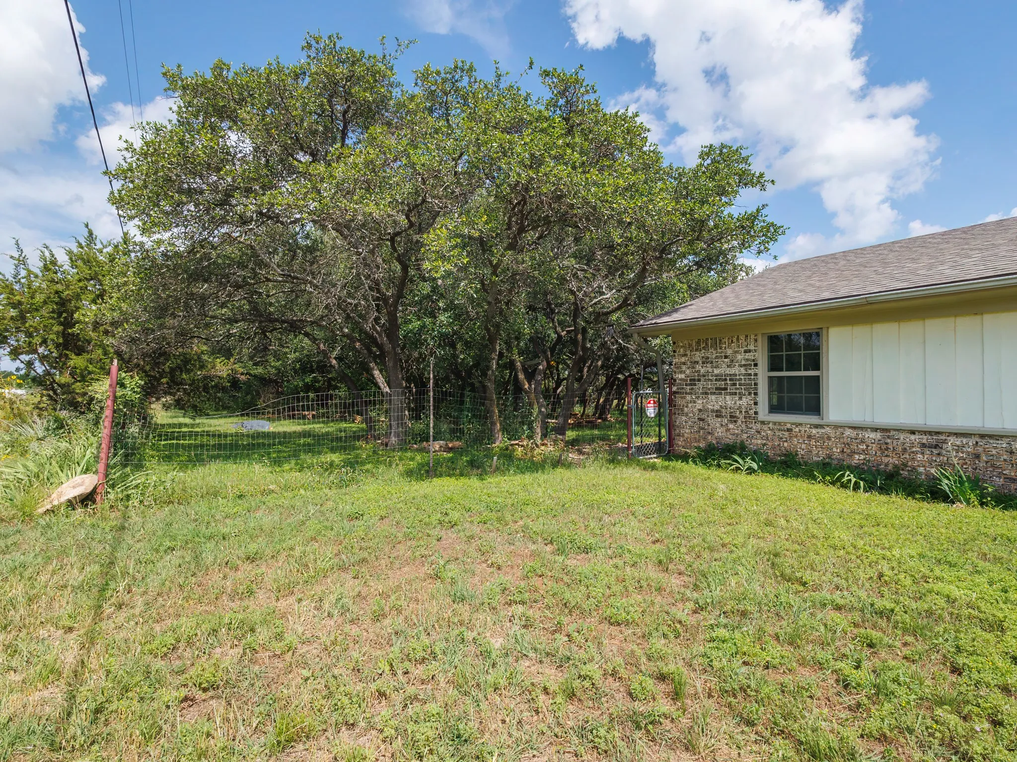 Single Family Residence For Sale in Brown County , 7116 Monaghan Drive, Brownwood, Texas 76801, 3 Bedroom, 2 Bathroom, 1 Garage spaces, 1,305 Sqft, built in 1975, mls#21295045, Real Estate Agent in Brownwood, Homes For Sale in Brown county, Homes For Sale in Brownwood, Realtor in Brownwood Texas, Real Estate Brokerage Independent Realty Texas, Luminita Cordes Realtor