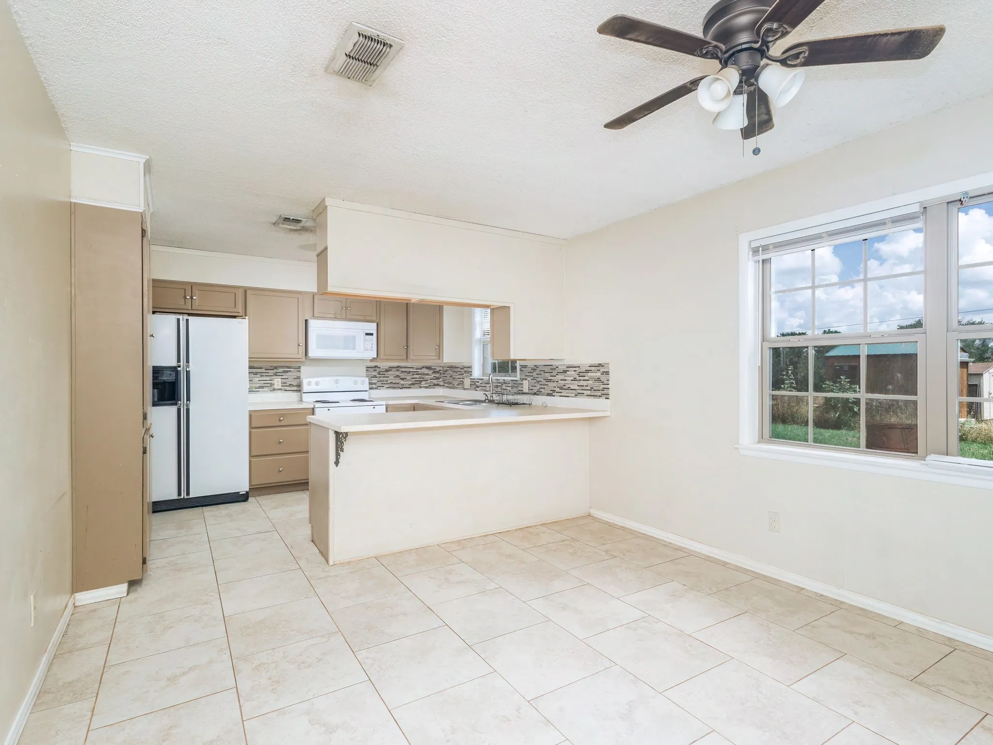 Single Family Residence For Sale in Brown County , 7116 Monaghan Drive, Brownwood, Texas 76801, 3 Bedroom, 2 Bathroom, 1 Garage spaces, 1,305 Sqft, built in 1975, mls#21295045, Real Estate Agent in Brownwood, Homes For Sale in Brown county, Homes For Sale in Brownwood, Realtor in Brownwood Texas, Real Estate Brokerage Independent Realty Texas, Luminita Cordes Realtor
