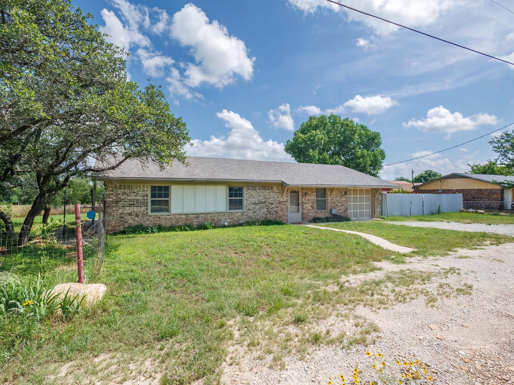 Single Family Residence For Sale in Brown County , 7116 Monaghan Drive, Brownwood, Texas 76801, 3 Bedroom, 2 Bathroom, 1 Garage spaces, 1,305 Sqft, built in 1975, mls#21295045, Real Estate Agent in Brownwood, Homes For Sale in Brown county, Homes For Sale in Brownwood, Realtor in Brownwood Texas, Real Estate Brokerage Independent Realty Texas, Luminita Cordes Realtor
