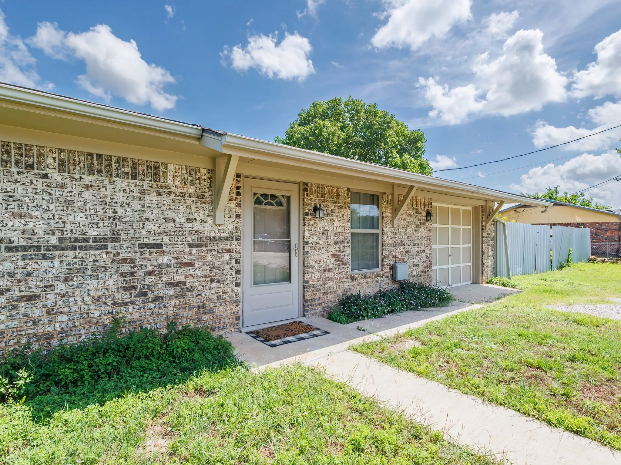 Single Family Residence For Sale in Brown County , 7116 Monaghan Drive, Brownwood, Texas 76801, 3 Bedroom, 2 Bathroom, 1 Garage spaces, 1,305 Sqft, built in 1975, mls#21295045, Real Estate Agent in Brownwood, Homes For Sale in Brown county, Homes For Sale in Brownwood, Realtor in Brownwood Texas, Real Estate Brokerage Independent Realty Texas, Luminita Cordes Realtor